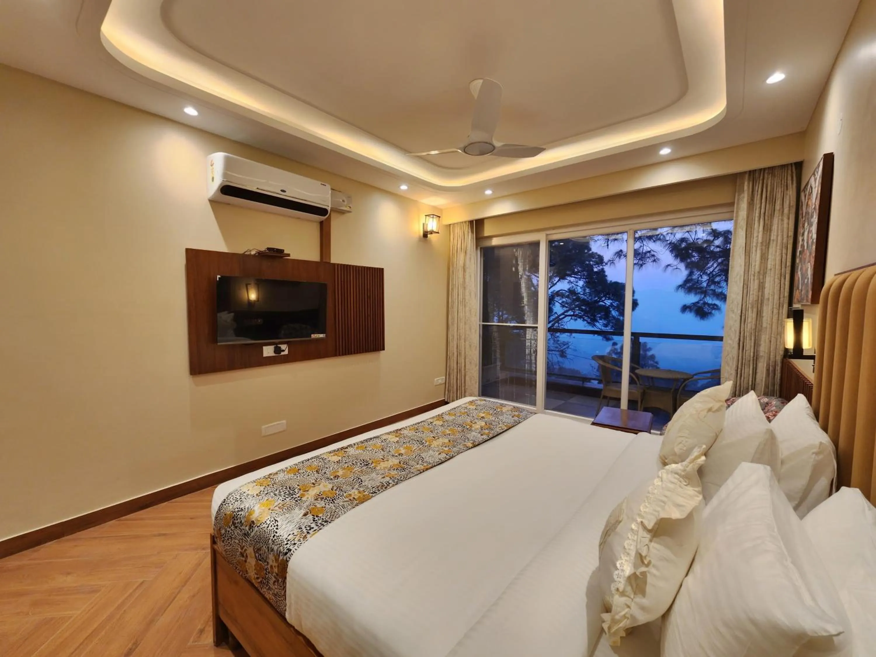 Bedroom, Bed in The Hamilton Kasauli