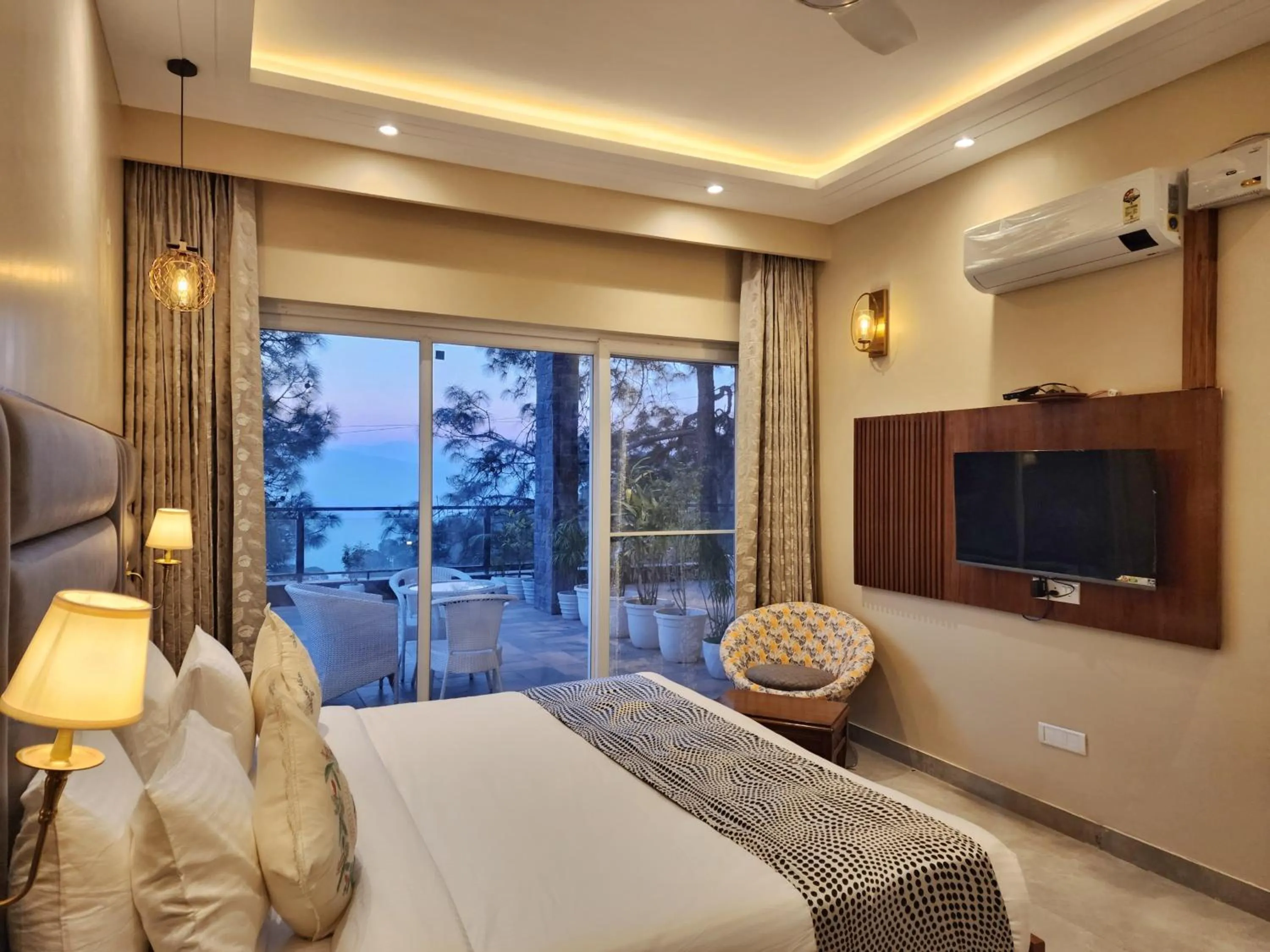 Bedroom, Bed in The Hamilton Kasauli