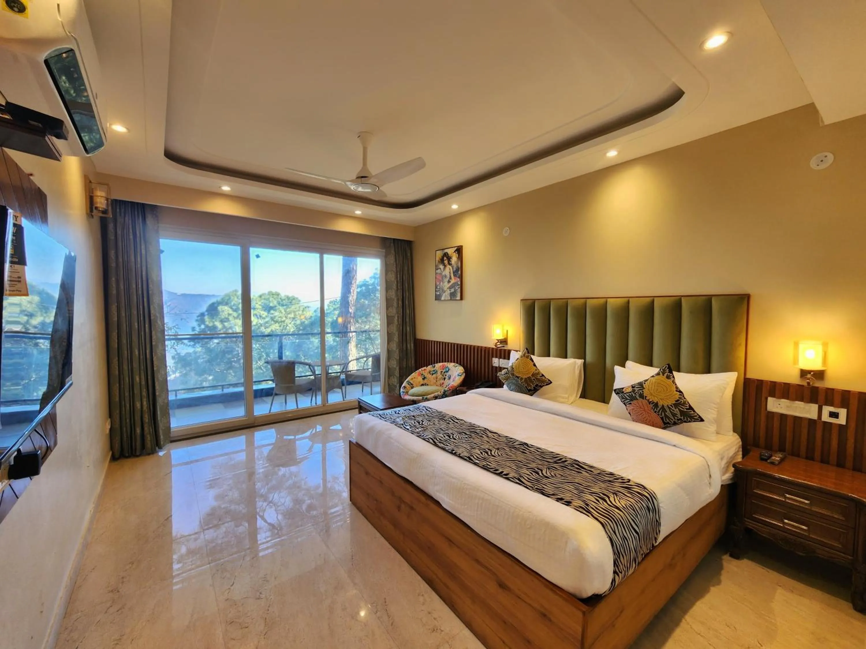 Photo of the whole room, Bed in The Hamilton Kasauli