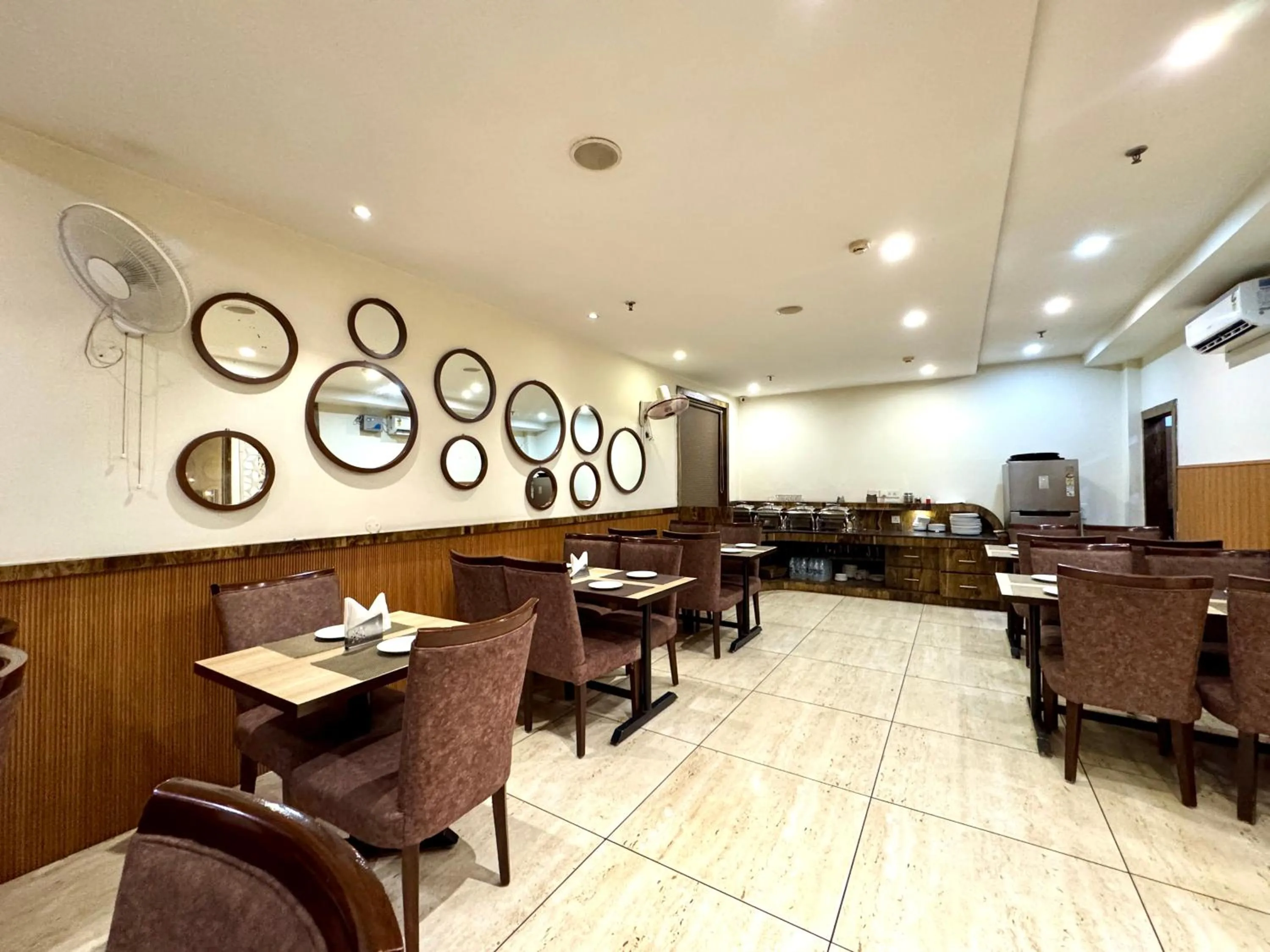 Restaurant/places to eat in Hotel Bahl Regency