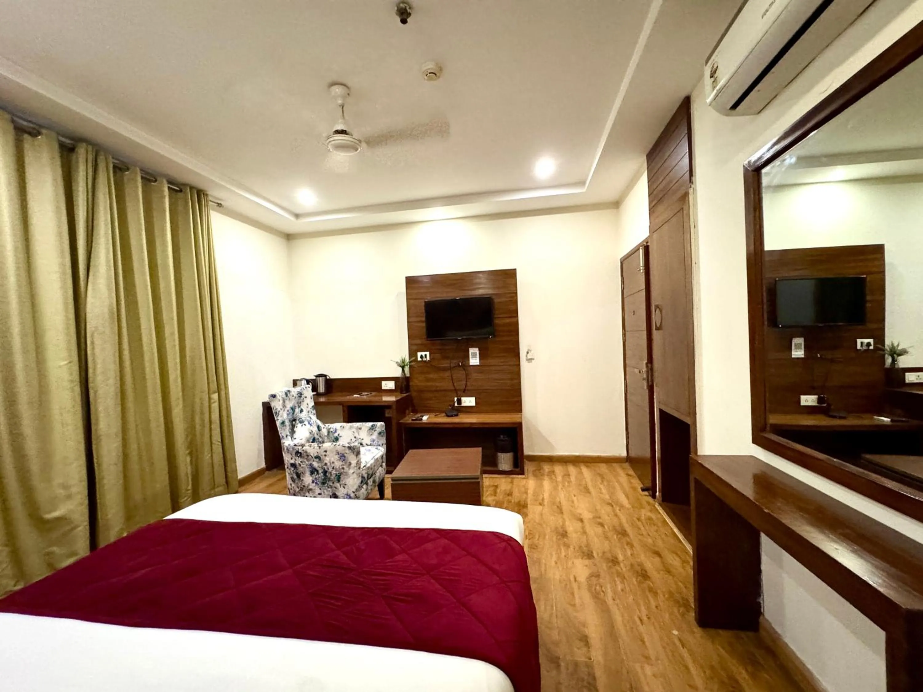 Bedroom, Bed in Hotel Bahl Regency