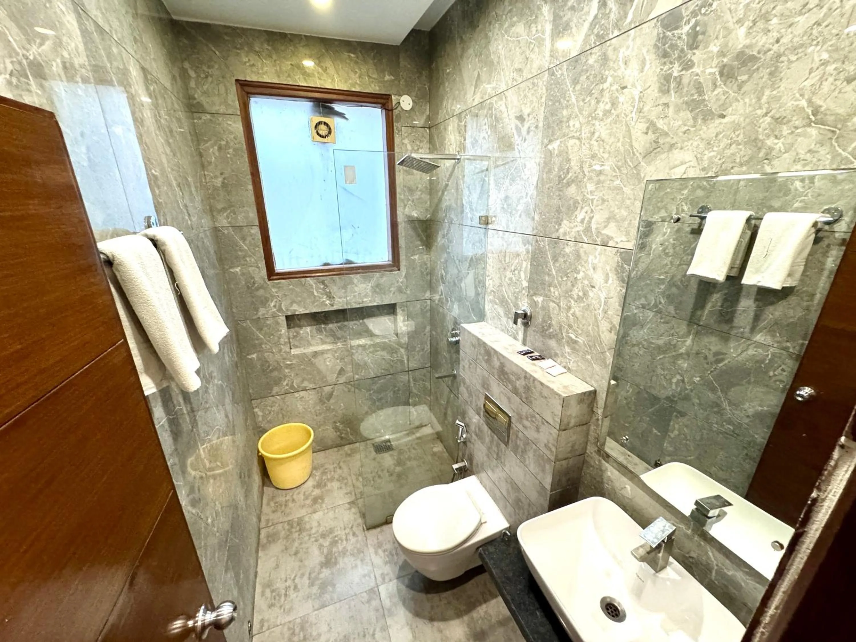 Toilet in Hotel Bahl Regency
