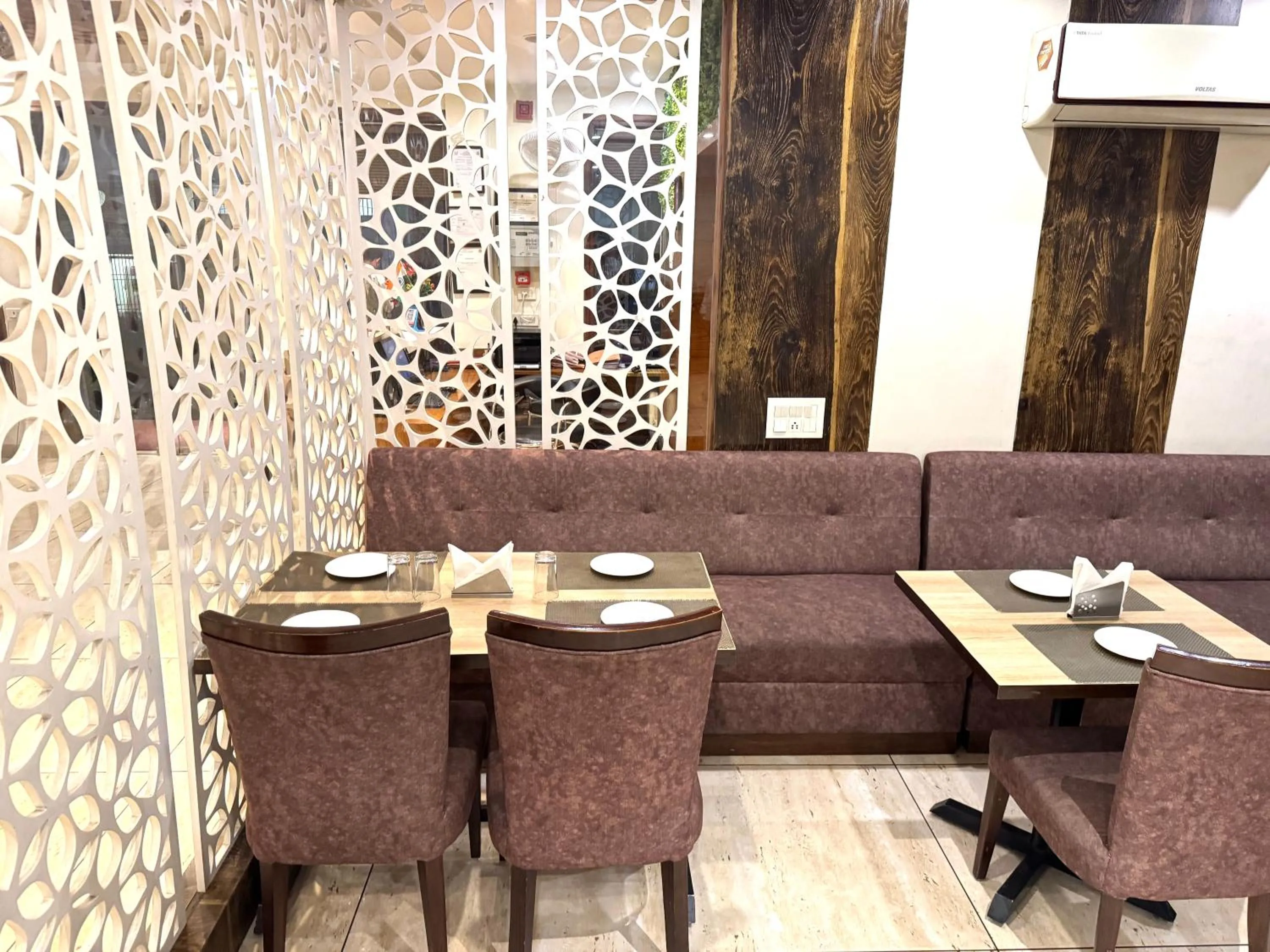 Restaurant/places to eat in Hotel Bahl Regency