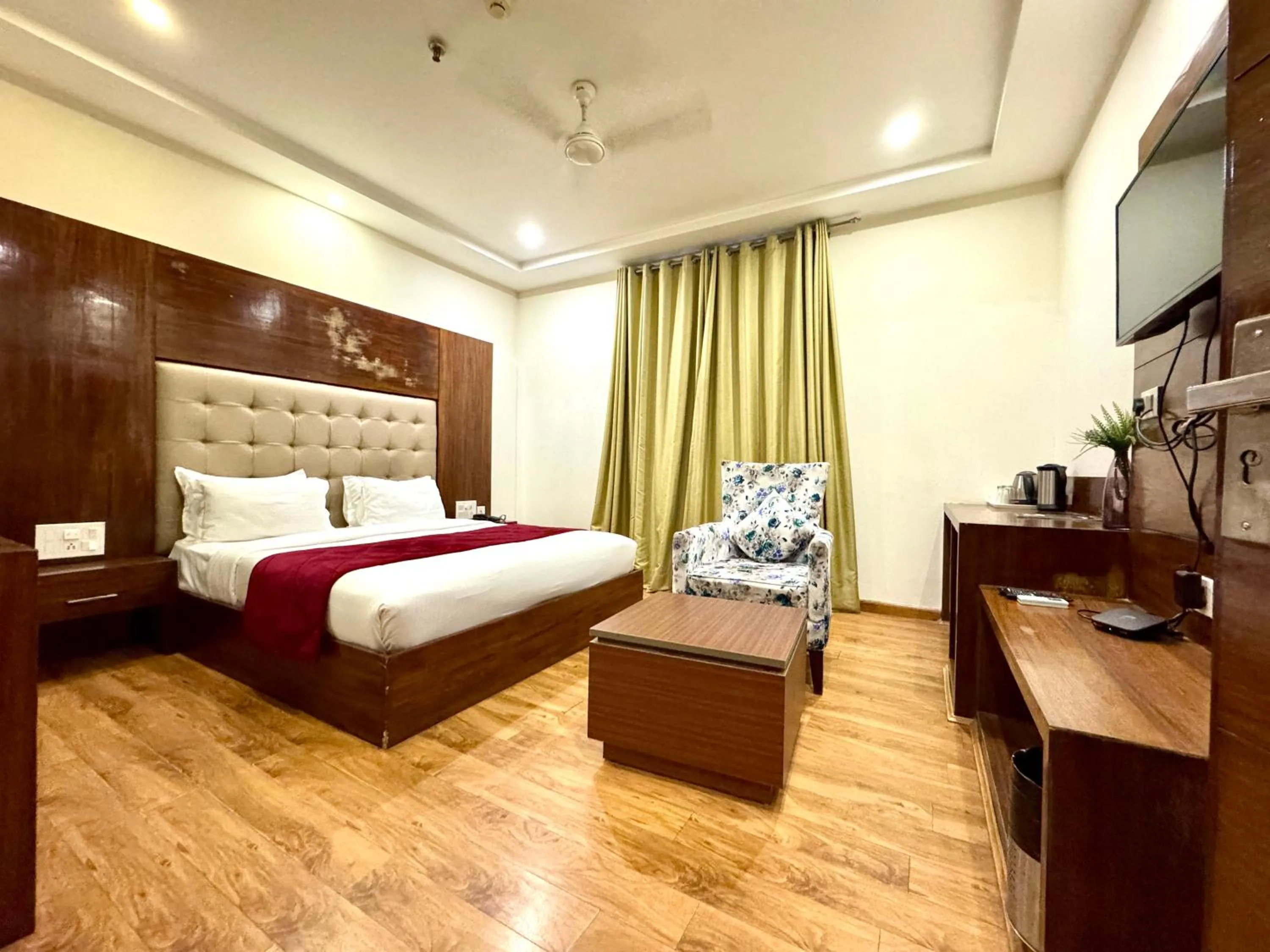 Bedroom, Bed in Hotel Bahl Regency