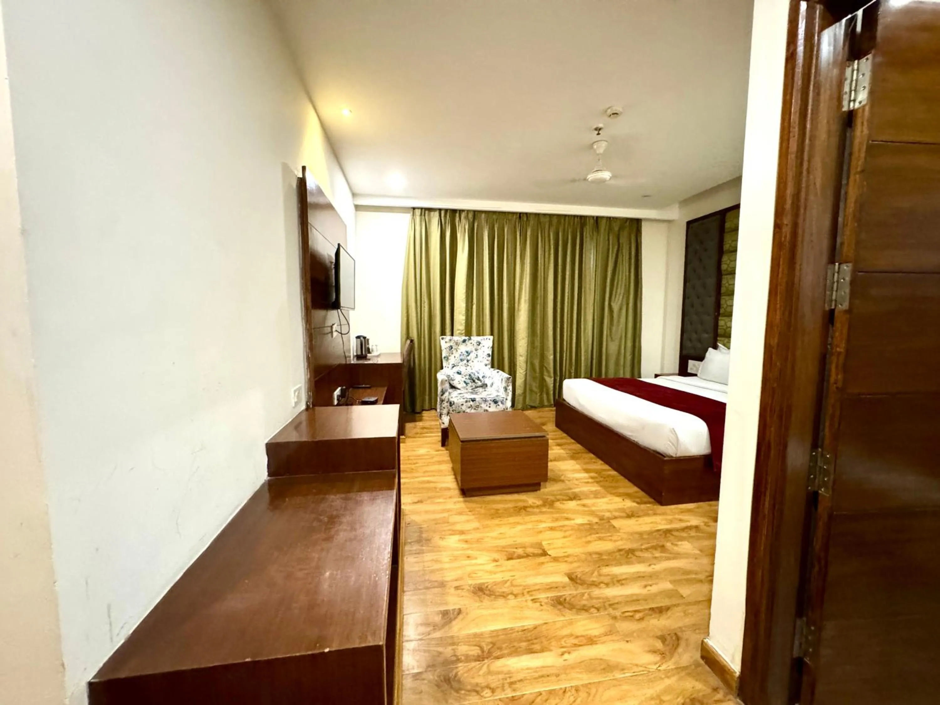 Restaurant/places to eat, Bed in Hotel Bahl Regency