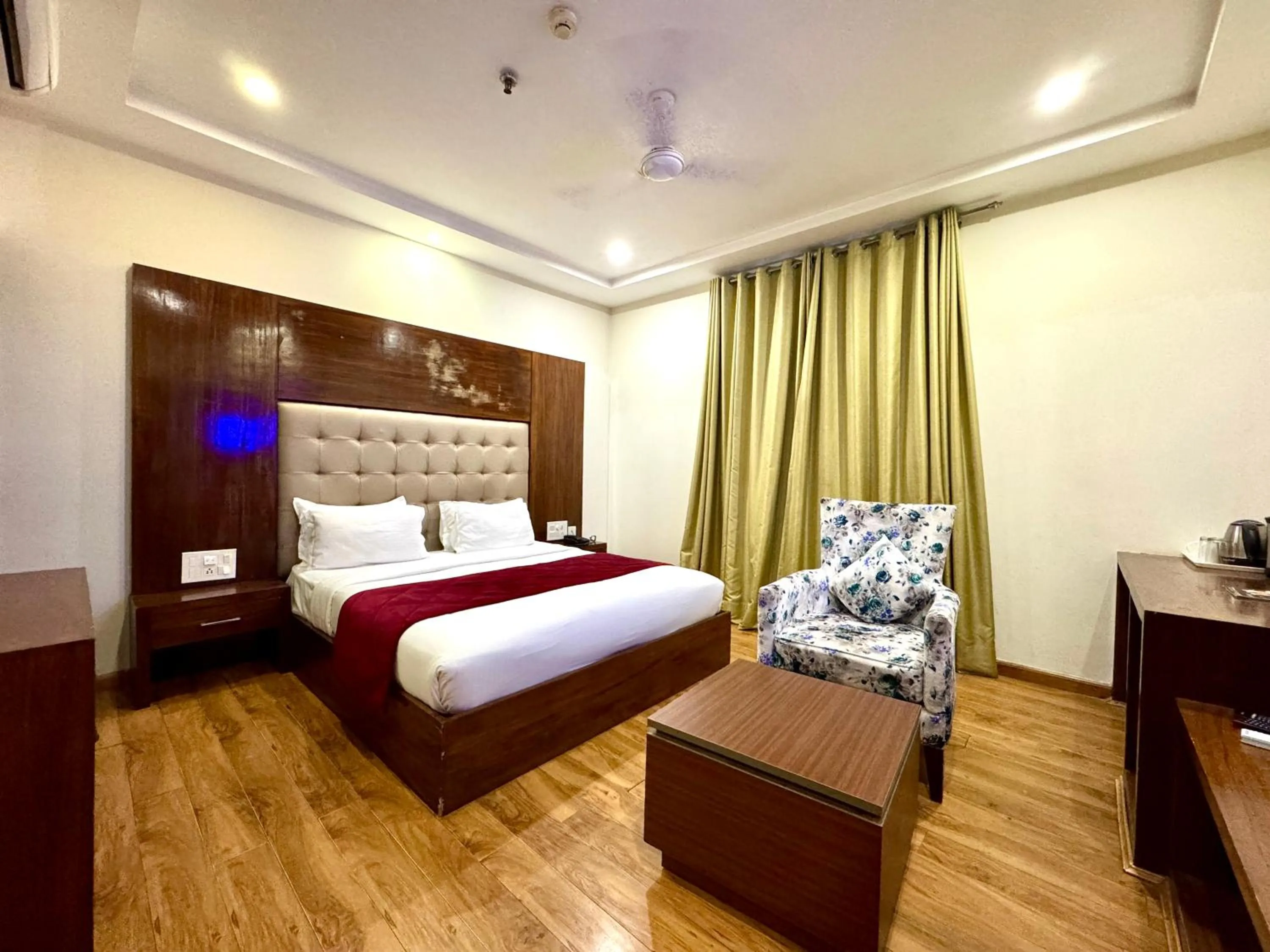 Bedroom, Bed in Hotel Bahl Regency
