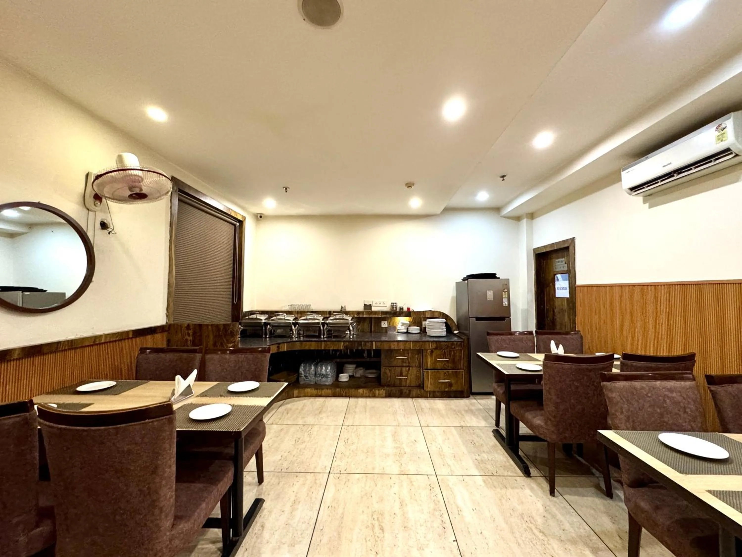 Restaurant/places to eat in Hotel Bahl Regency