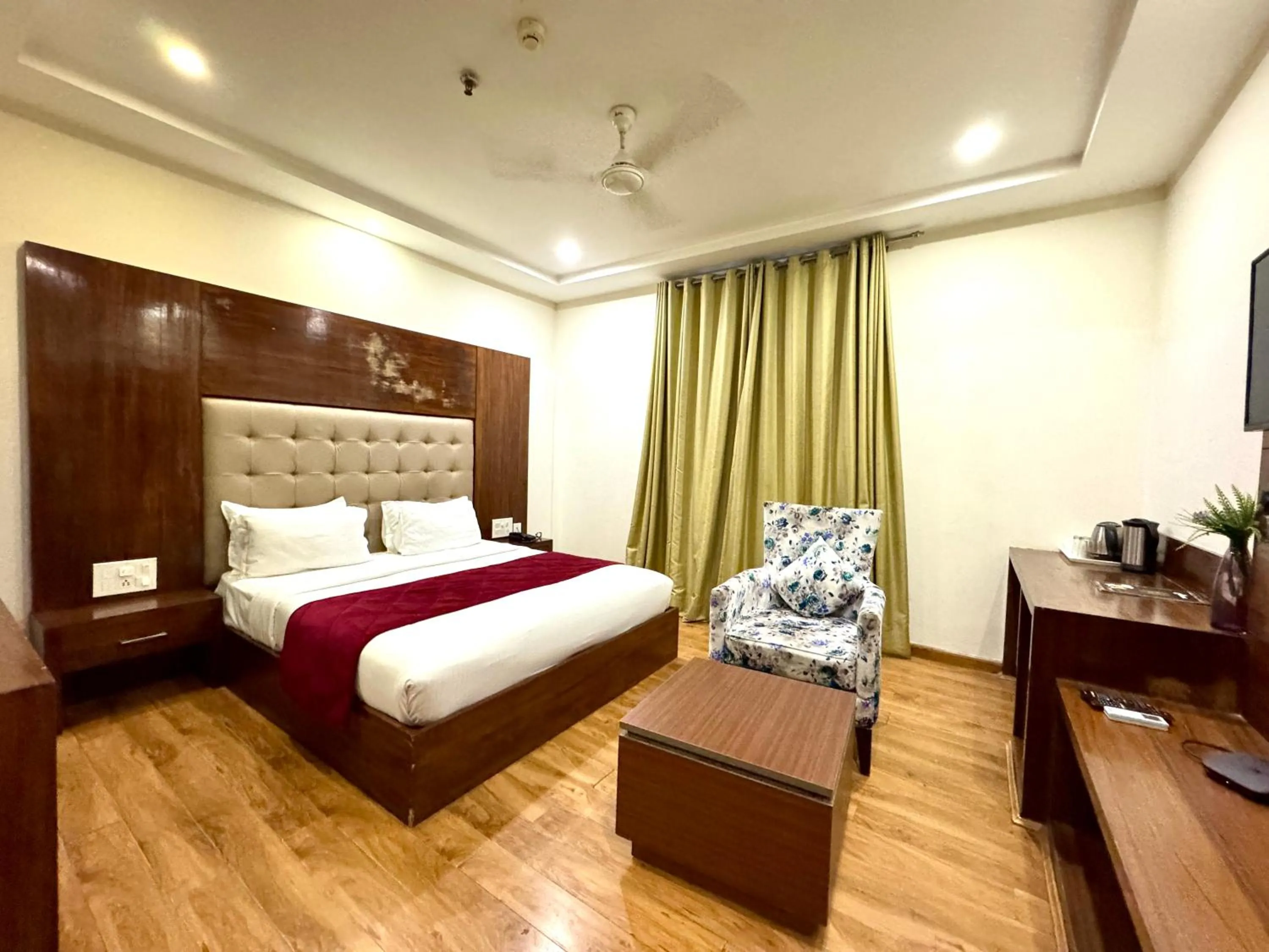 Bedroom, Bed in Hotel Bahl Regency