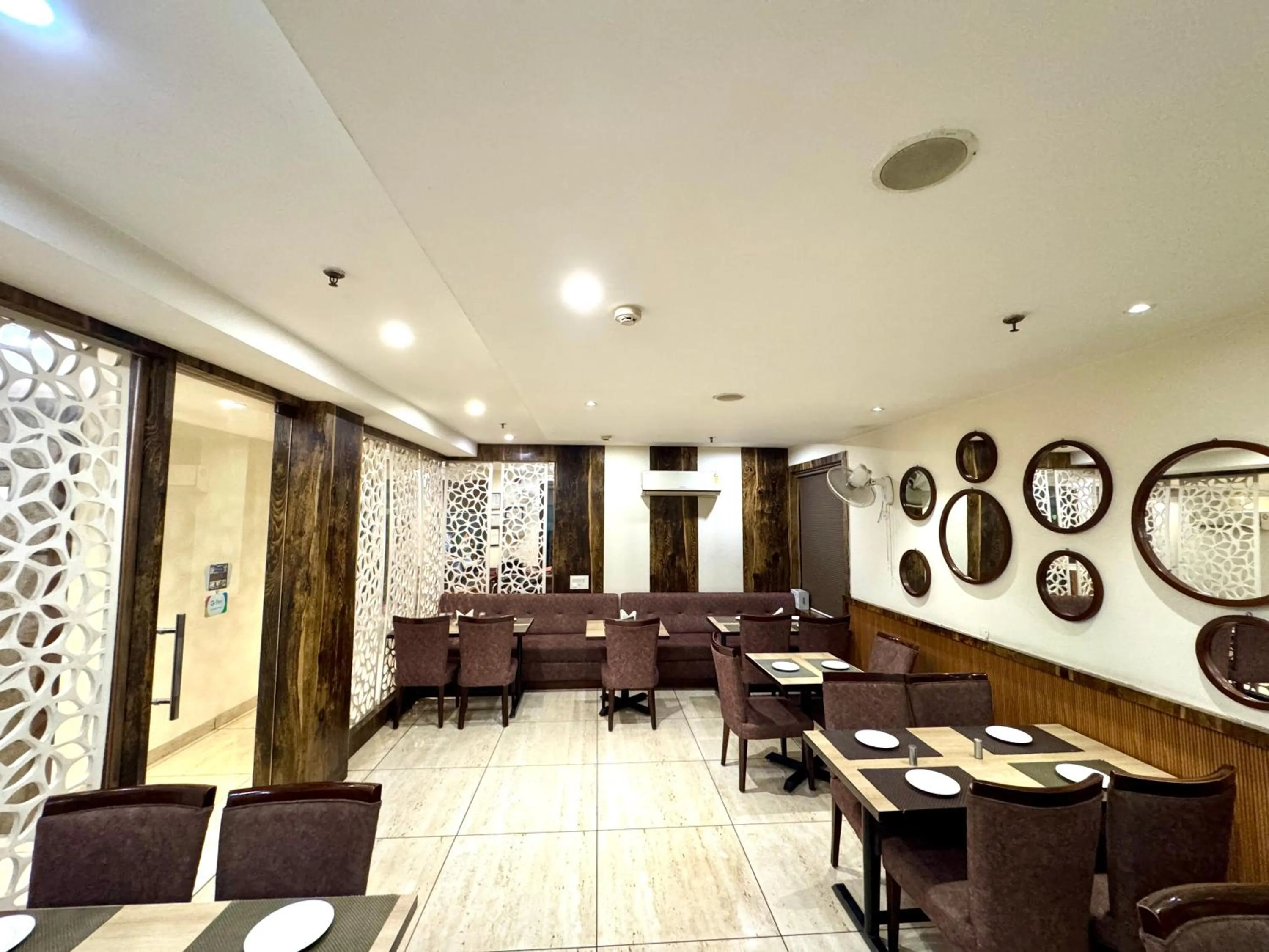 Restaurant/places to eat in Hotel Bahl Regency
