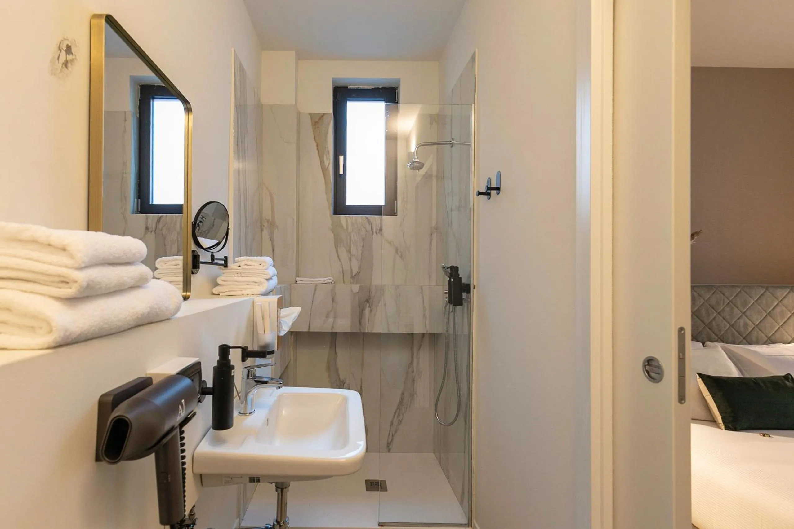 Shower, Bed in Aiello Hotels - CityLife Apartments