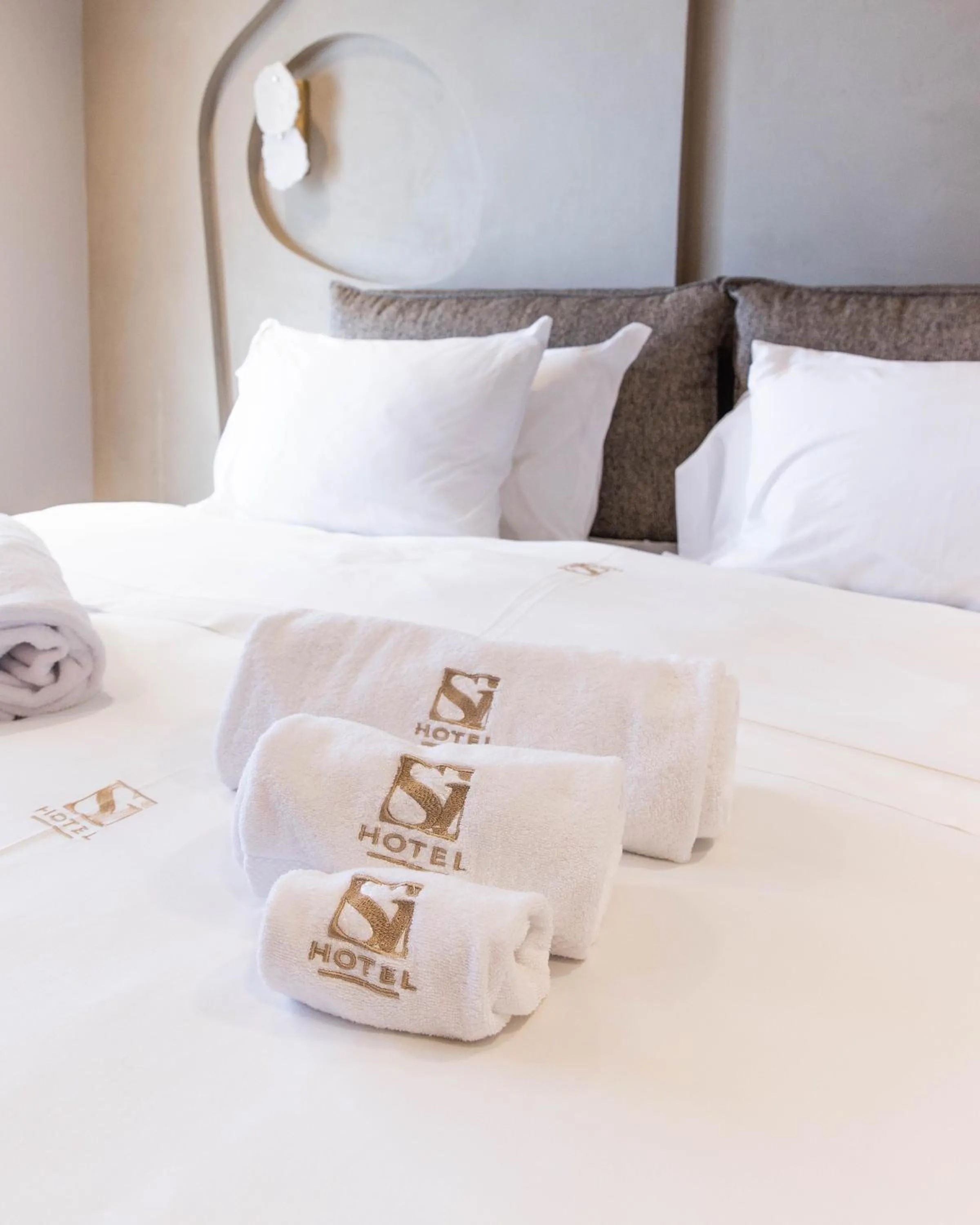 towels, Bed in Si Hotel Tirana