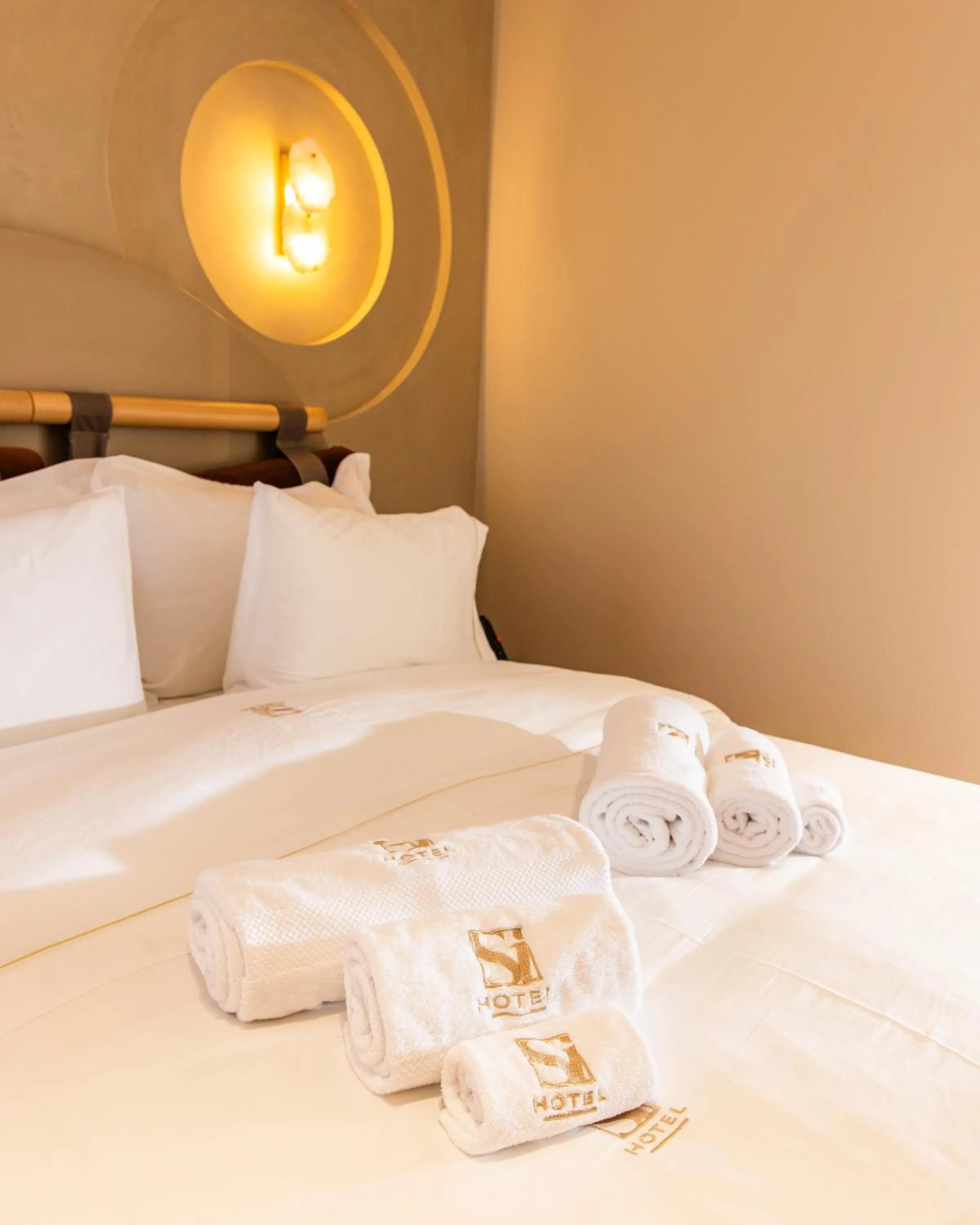 Bed in Si Hotel Tirana