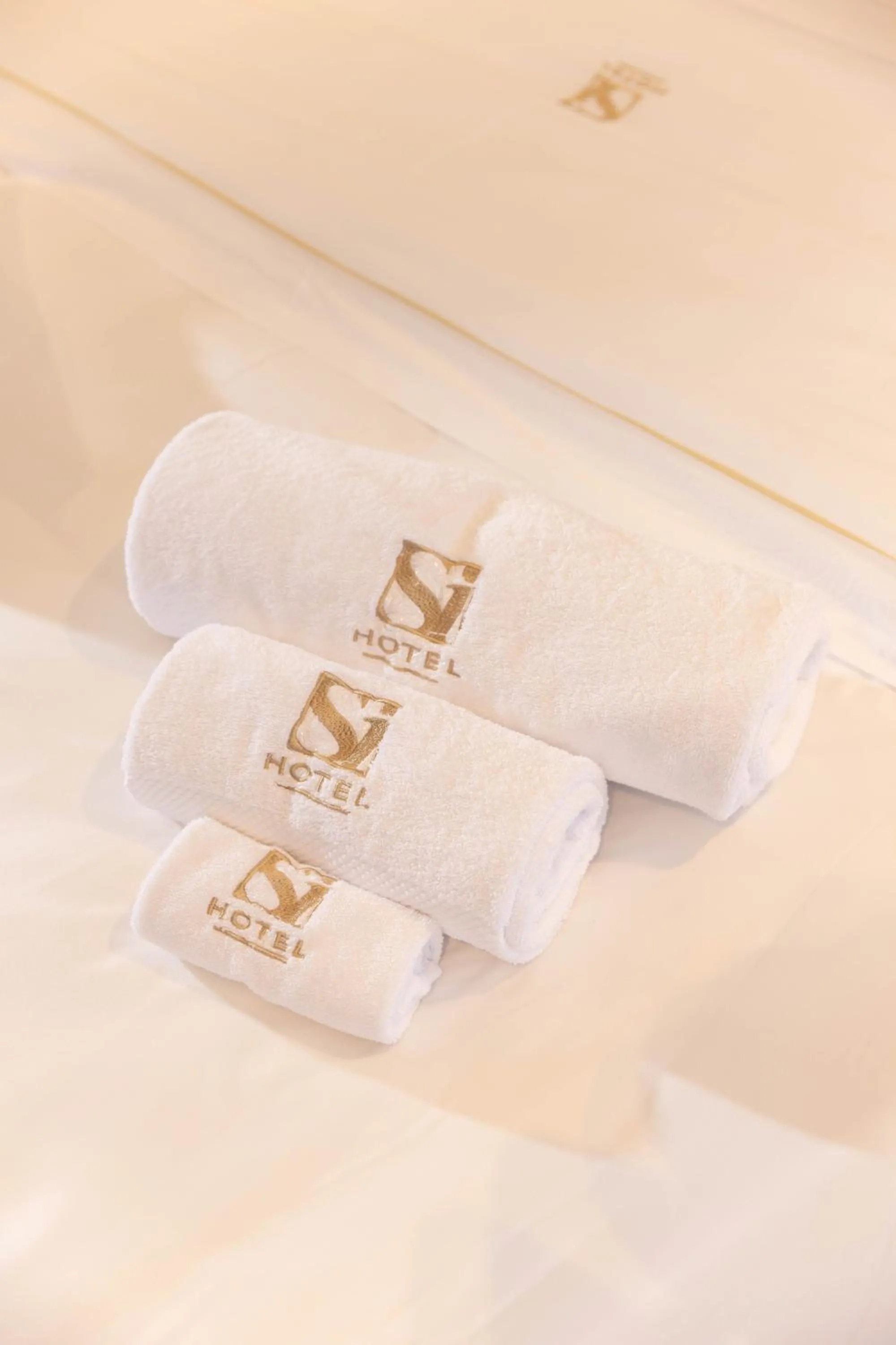 towels, Bed in Si Hotel Tirana