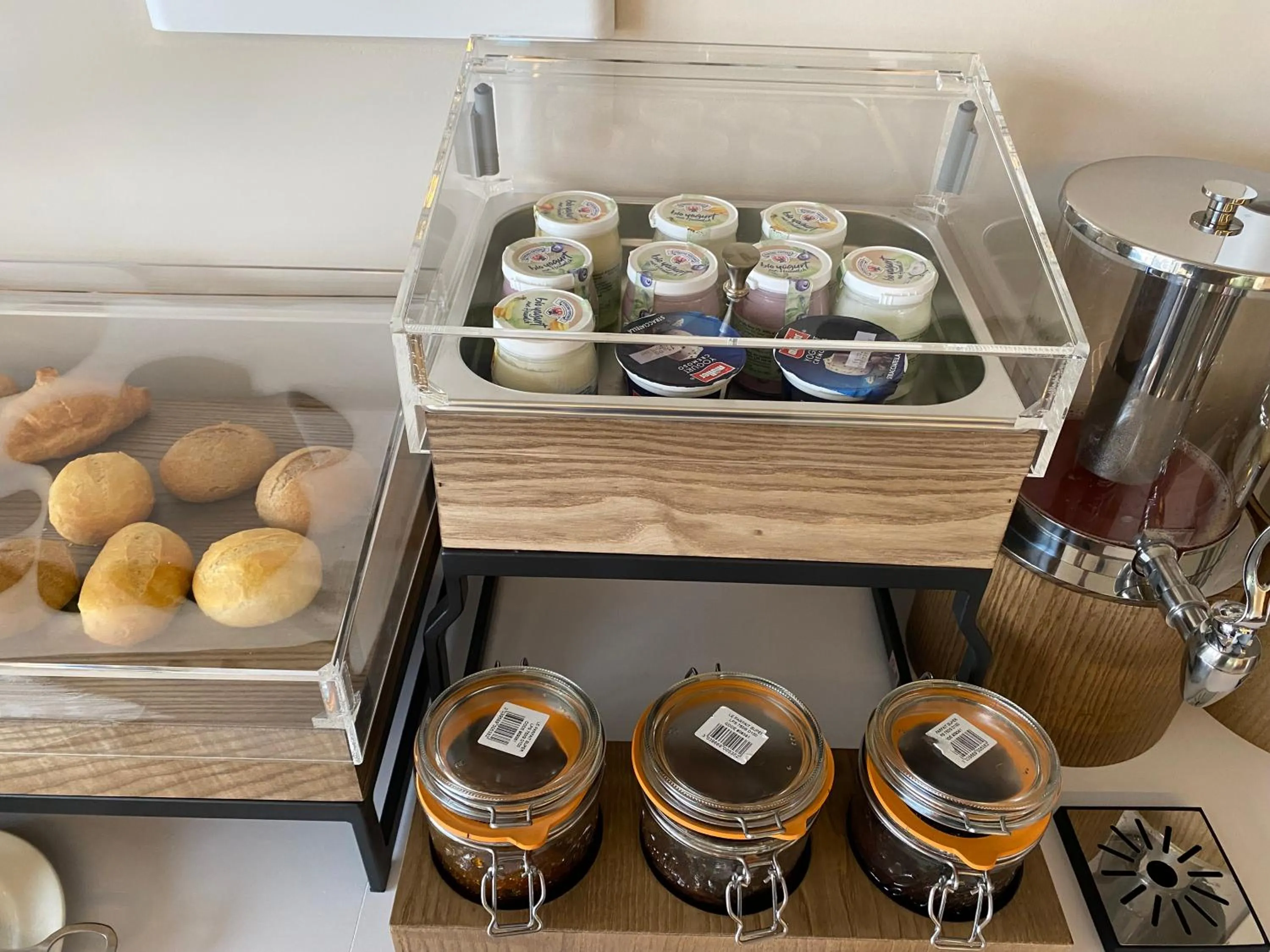 Coffee/tea facilities in Si Hotel Tirana