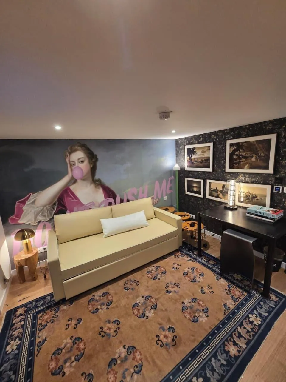 Communal lounge/ TV room, Bed in Snow Lodge Hotel Courchevel 1850