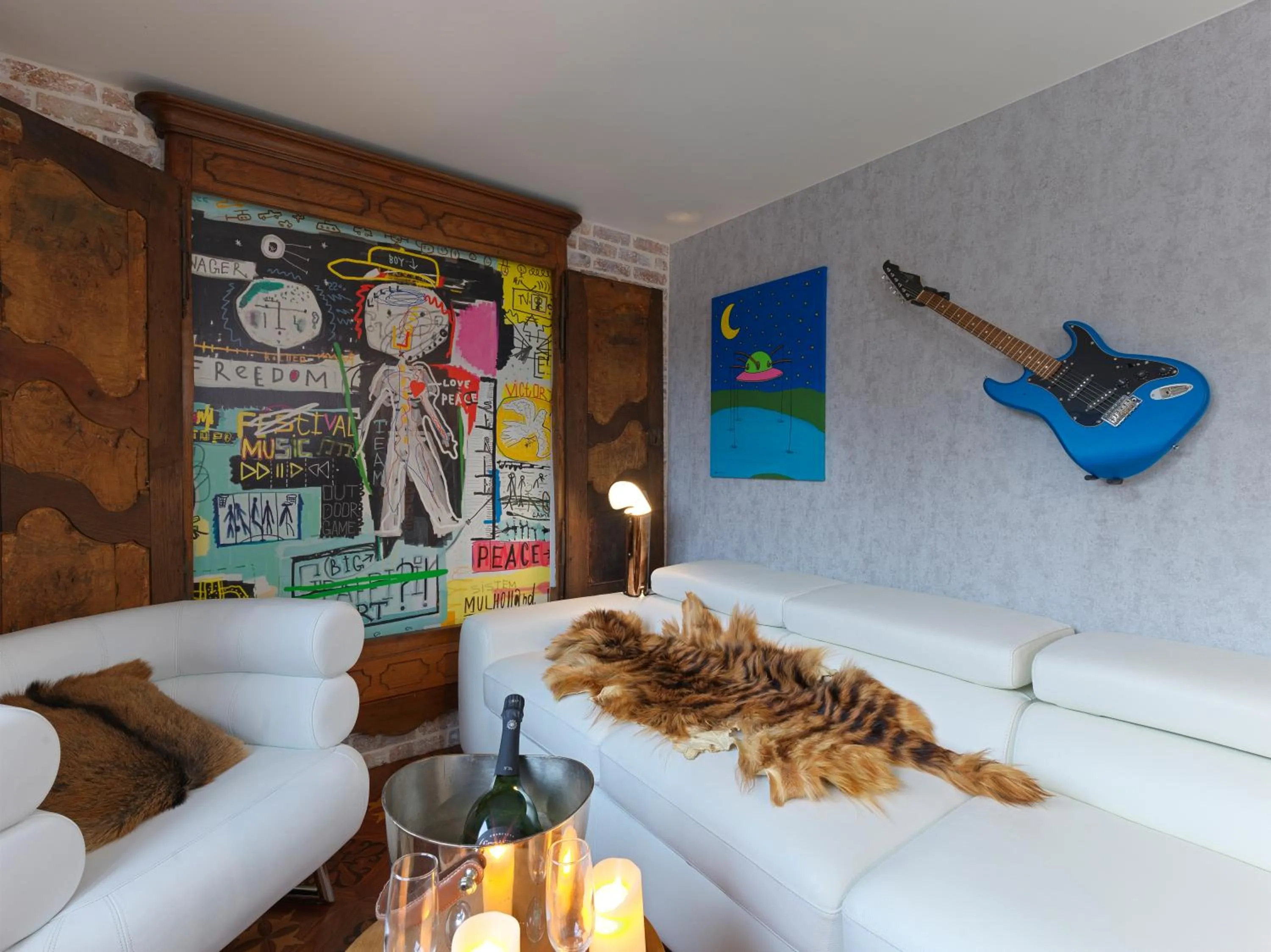 Seating area, Bed in Snow Lodge Hotel Courchevel 1850