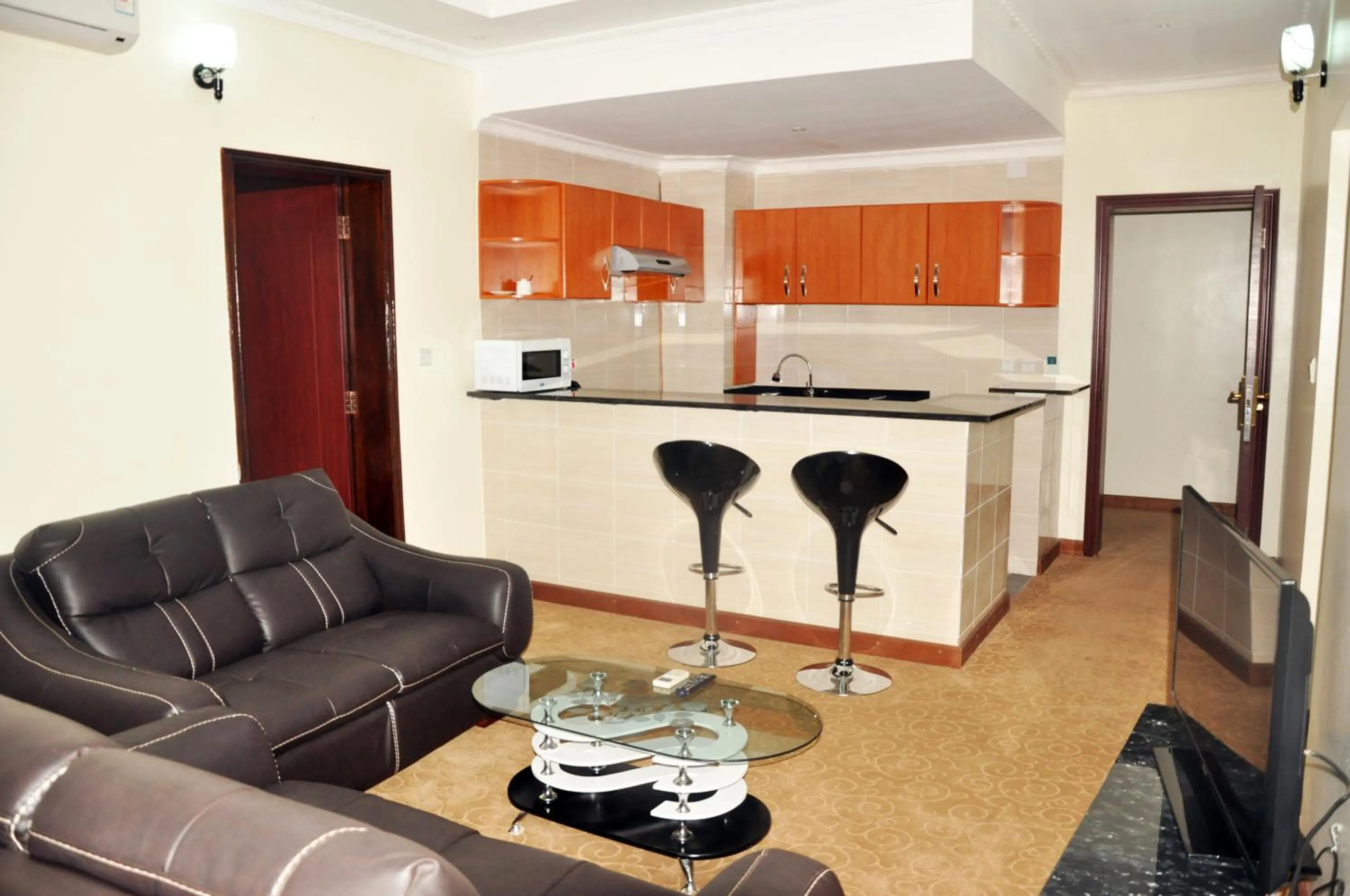 Living room, Kitchen/Kitchenette in Great Seasons Hotel