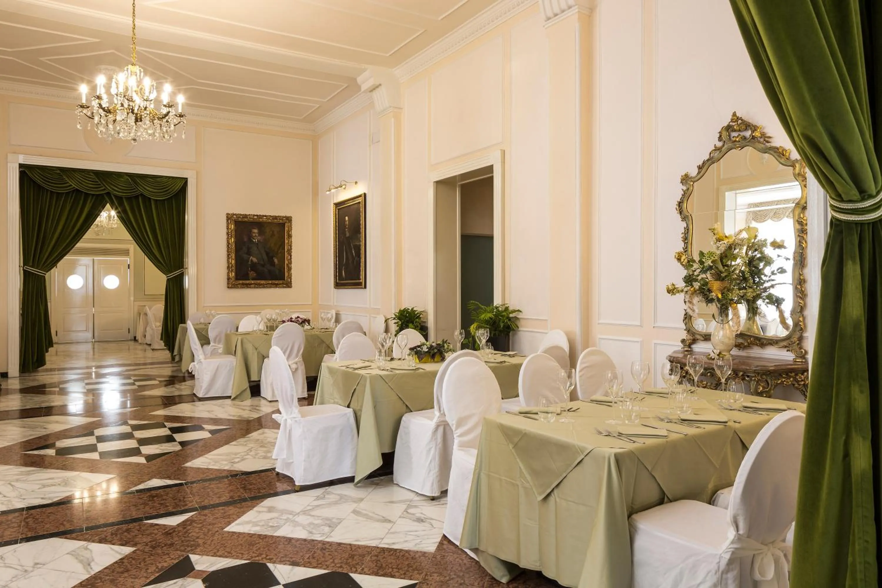 Restaurant/places to eat in Grand Hotel Terme