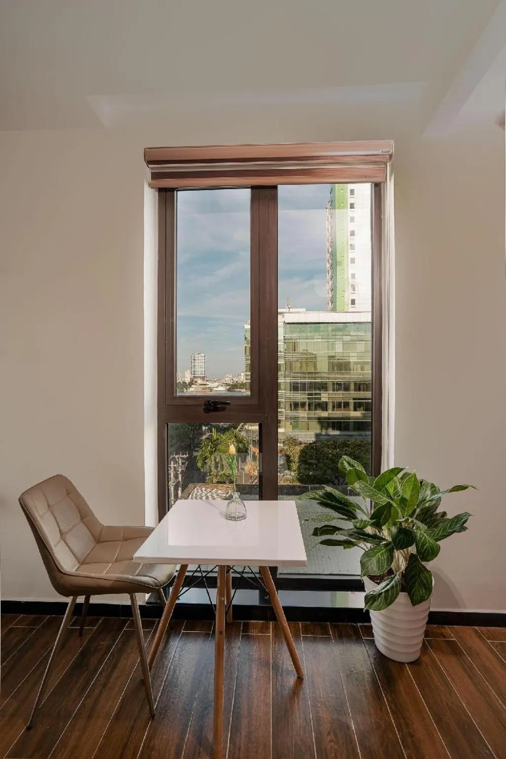 Dining area in Dragon View Riverside Hotel by Haviland