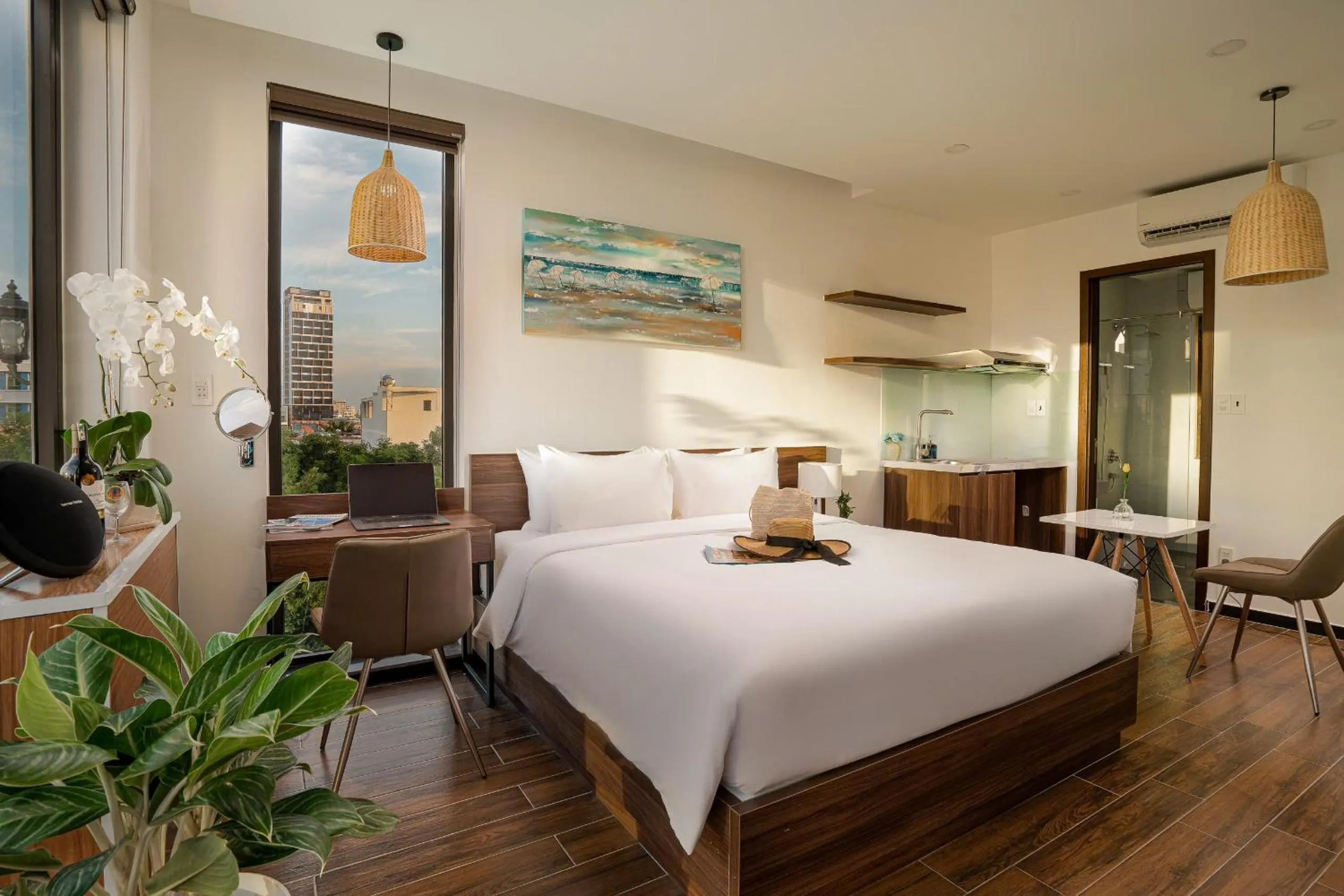 Photo of the whole room, Bed in Dragon View Riverside Hotel by Haviland