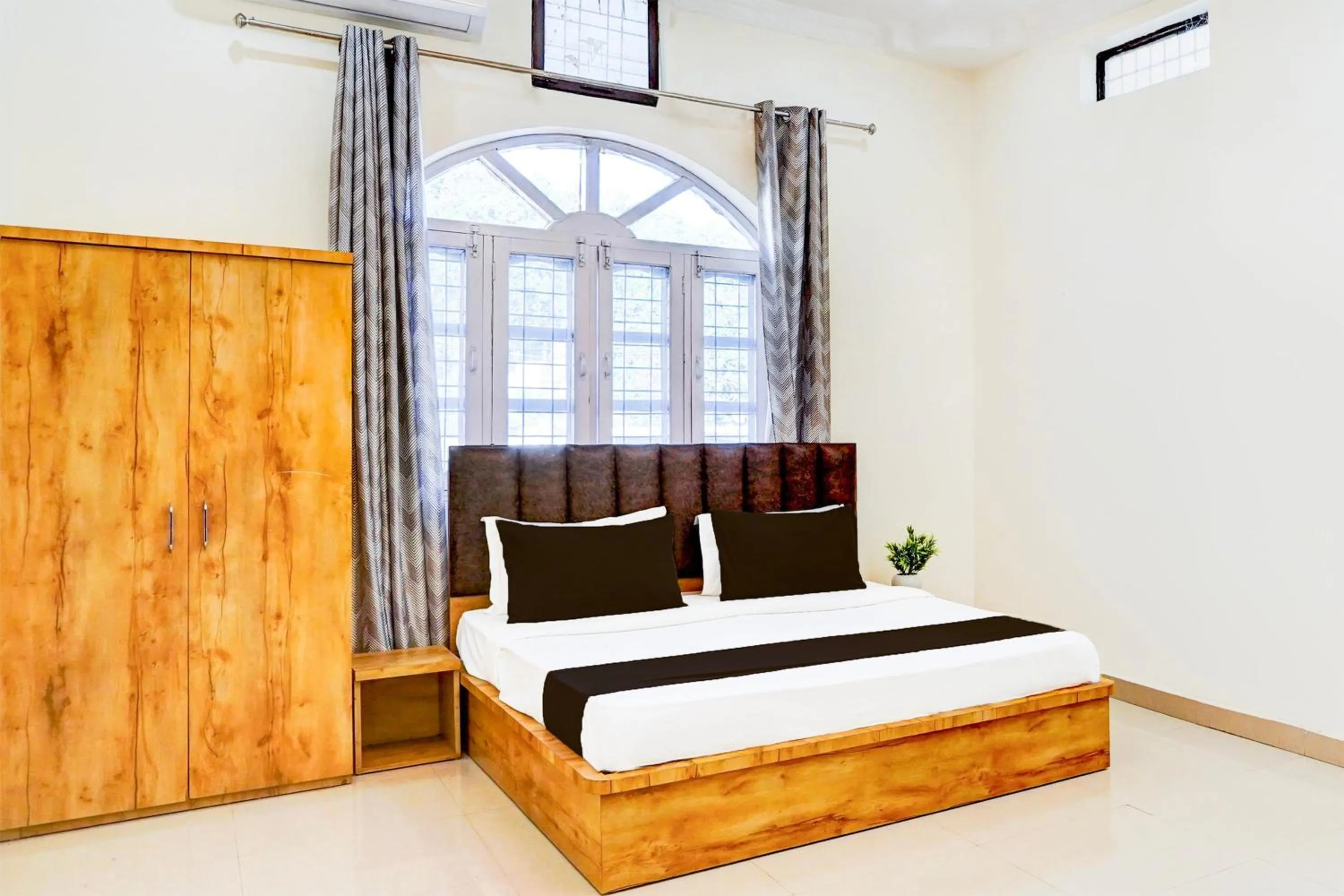 Bedroom, Bed in Super Hotel O Sudhowala Near Nanda ki Chowk