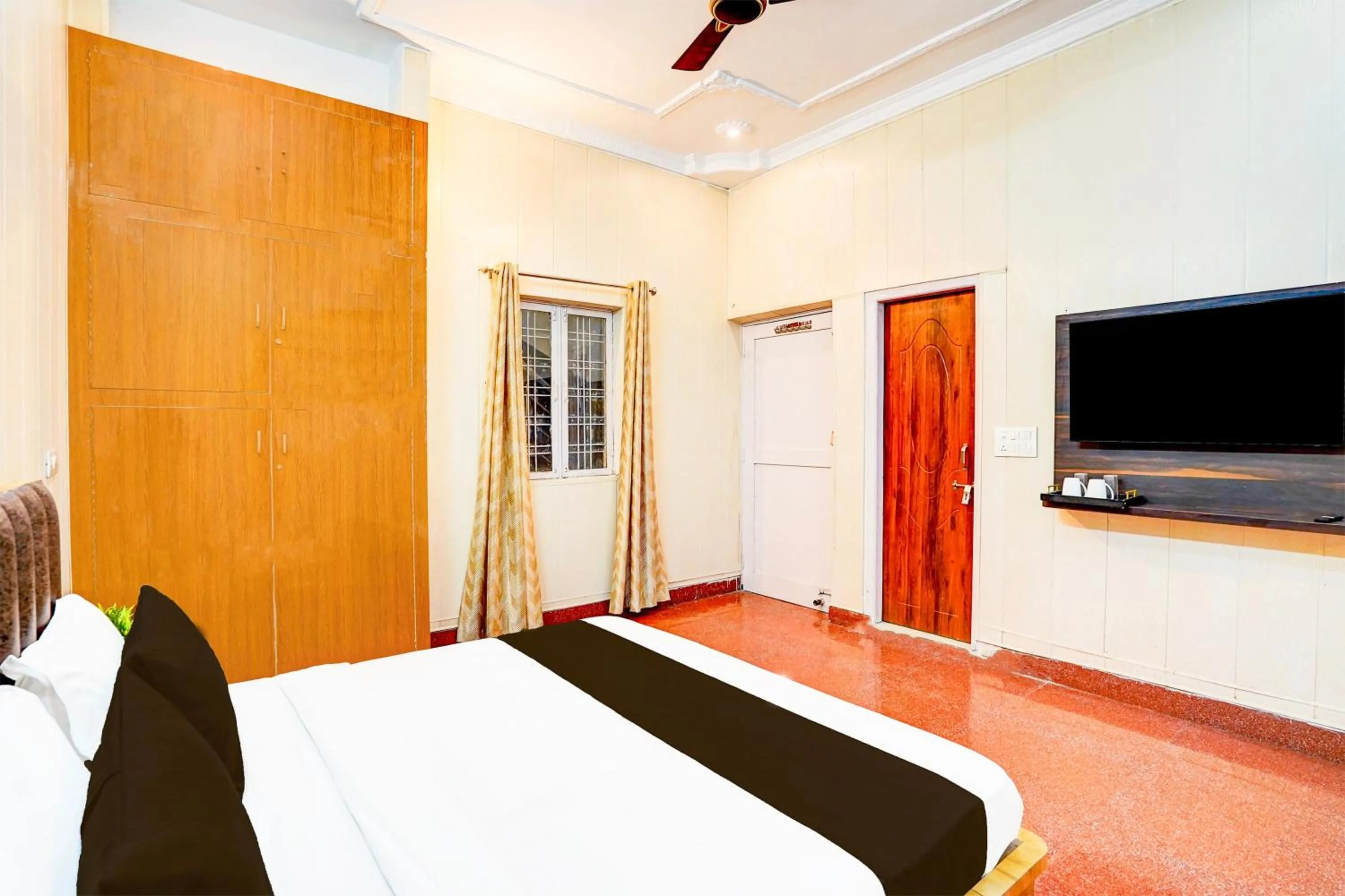 Bedroom, Bed in Super Hotel O Sudhowala Near Nanda ki Chowk