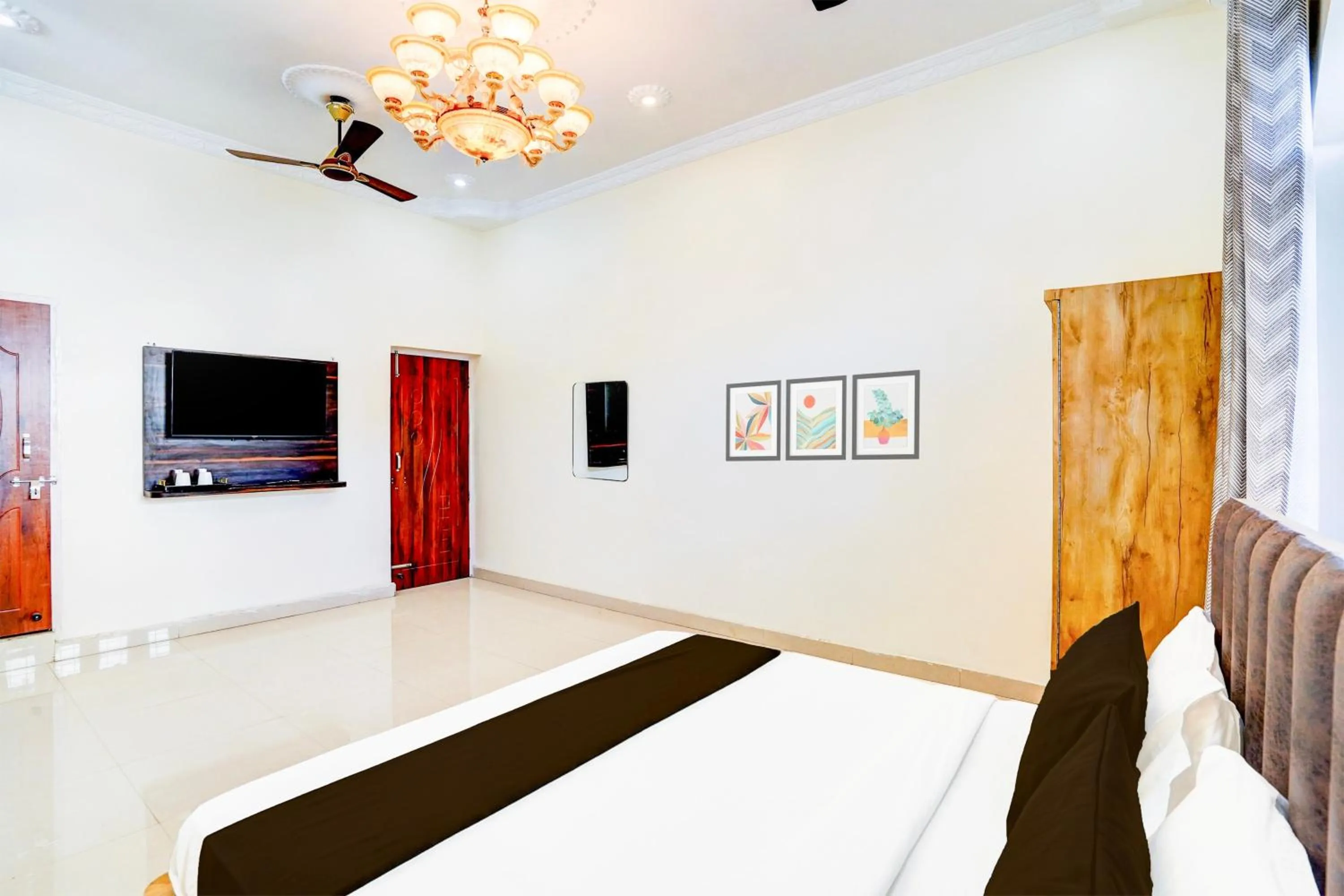 Bedroom, Bed in Super Hotel O Sudhowala Near Nanda ki Chowk