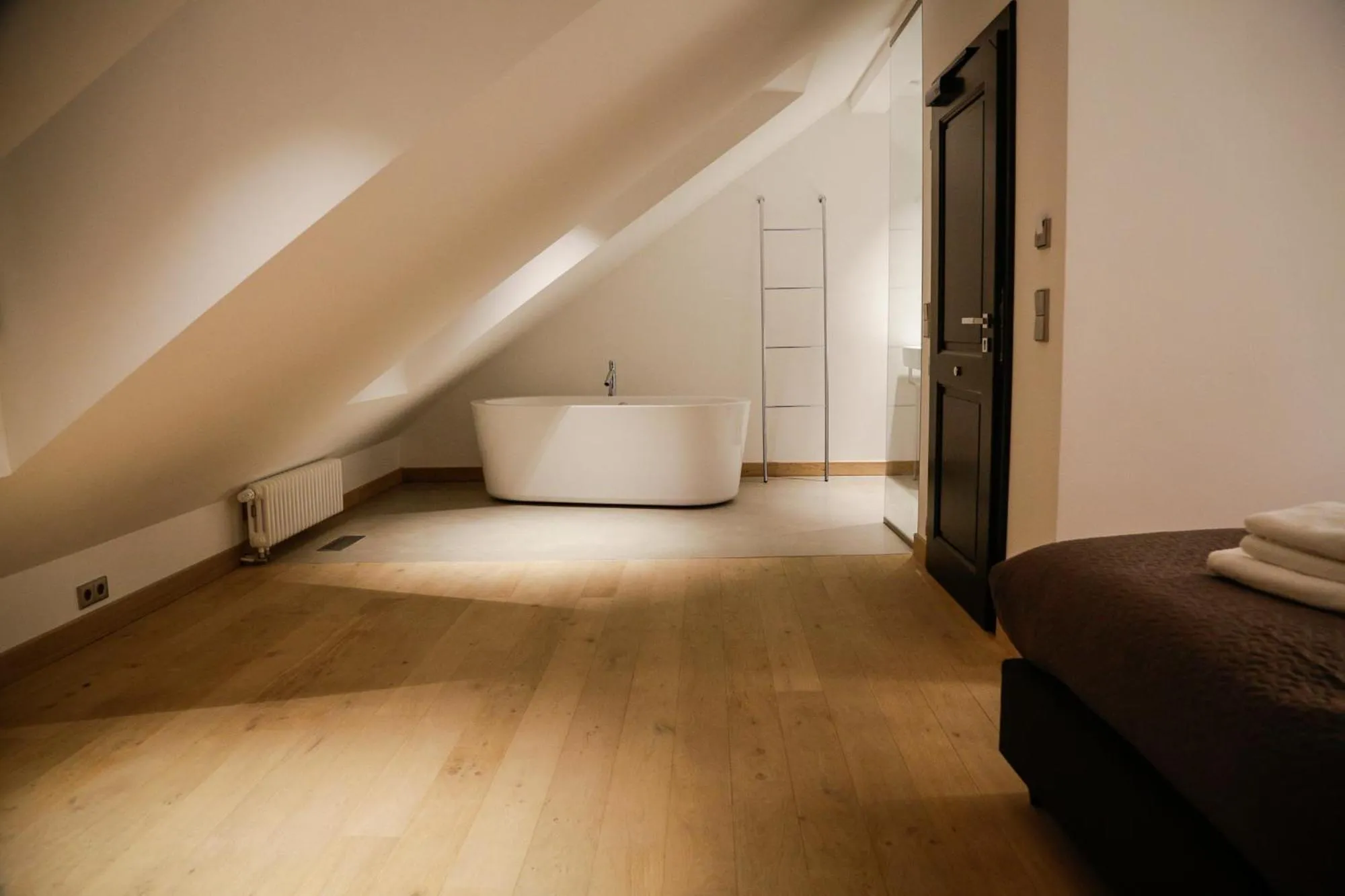 Shower, Bed in La Pipistrelle Hotel