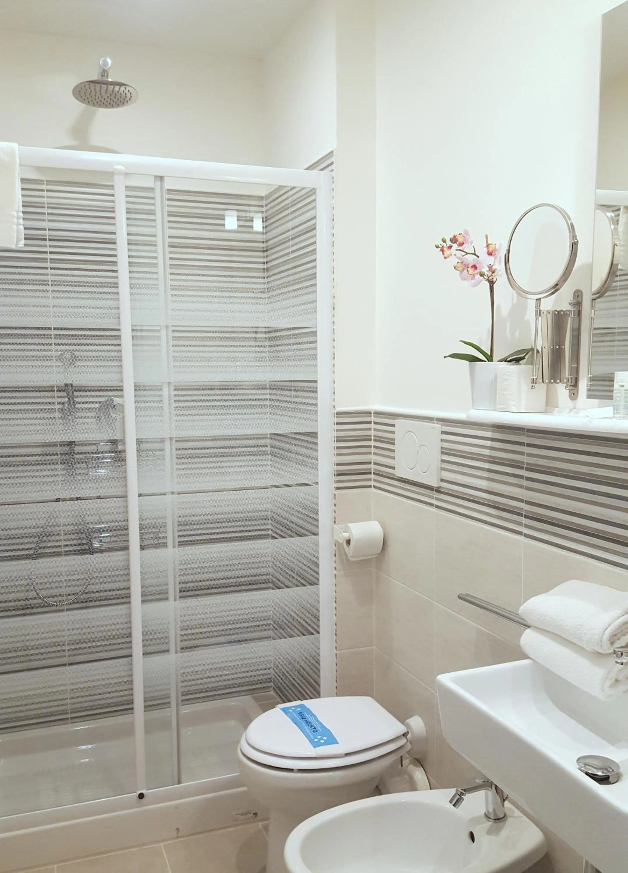 Bathroom in Hotel Luxor Florence