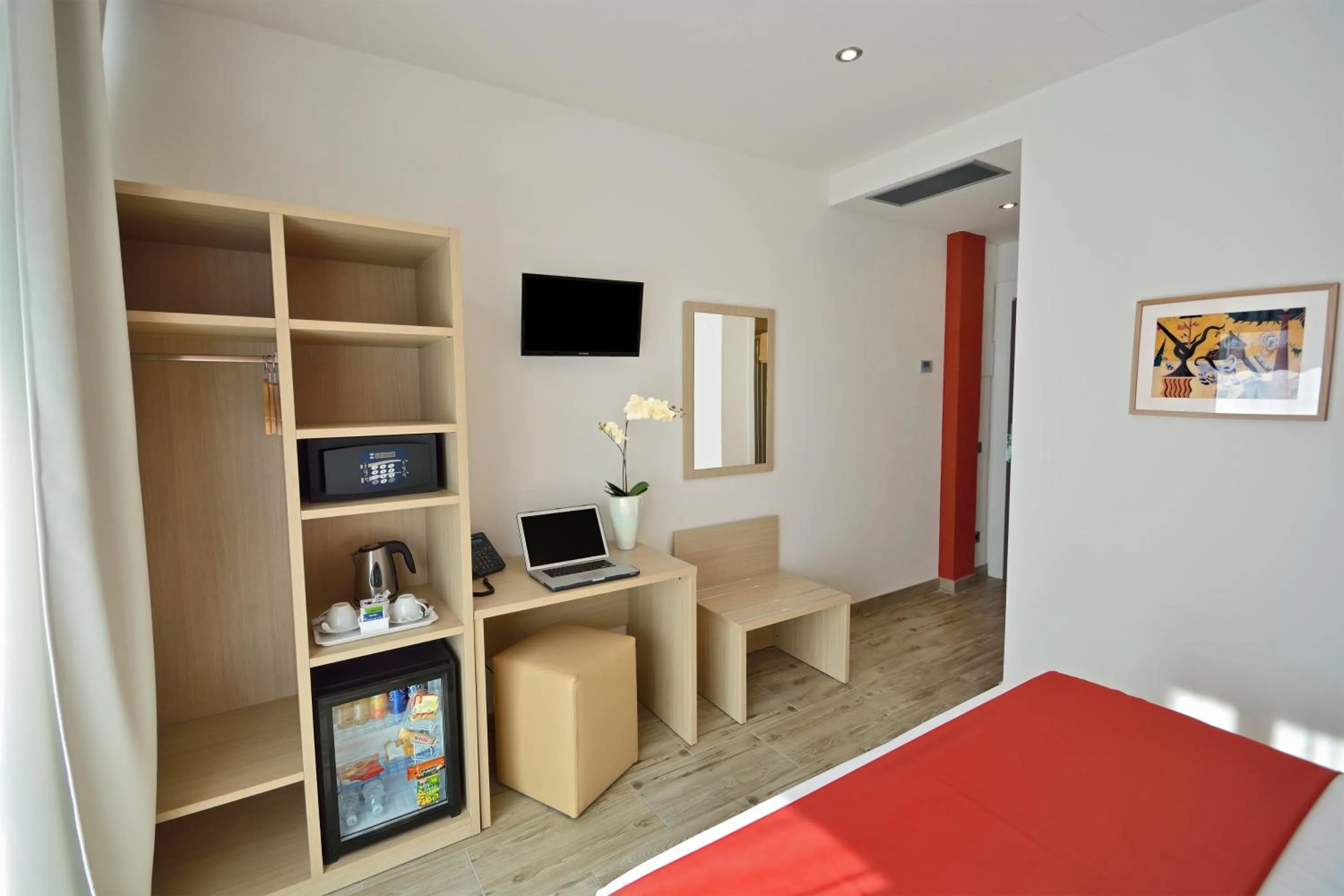 Photo of the whole room, Bed in Hotel Luxor Florence