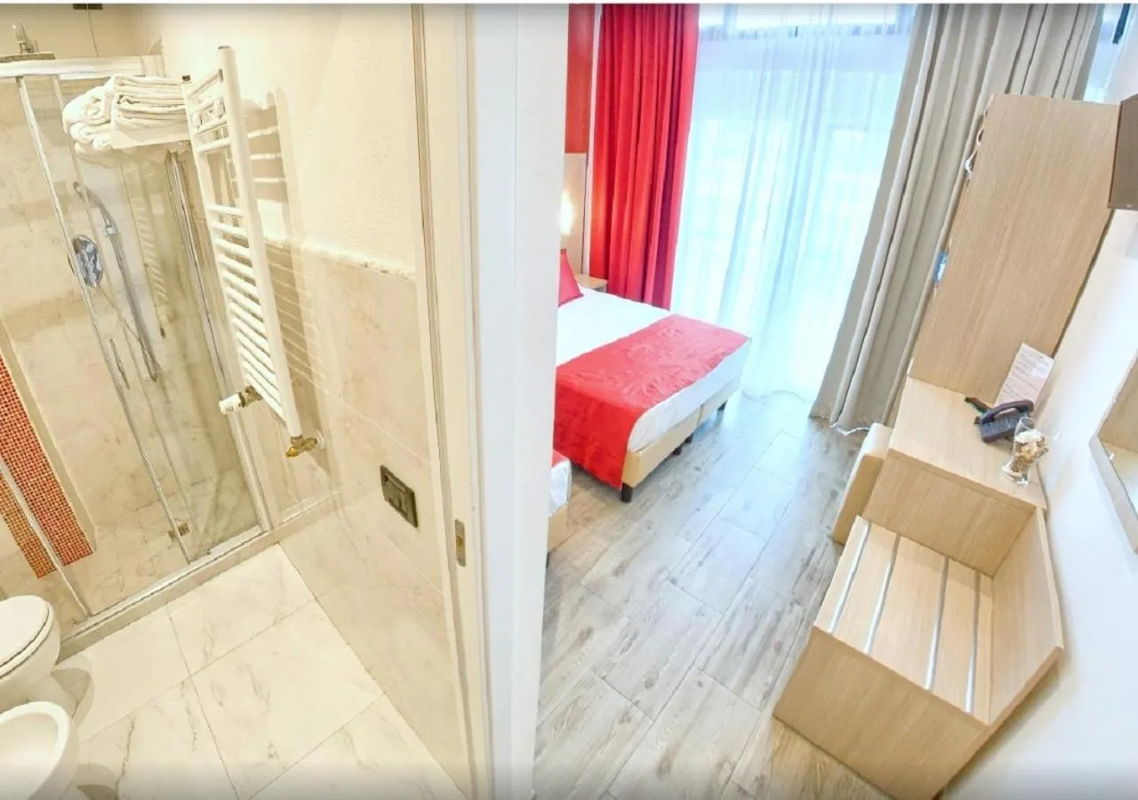 Shower, Bed in Hotel Luxor Florence