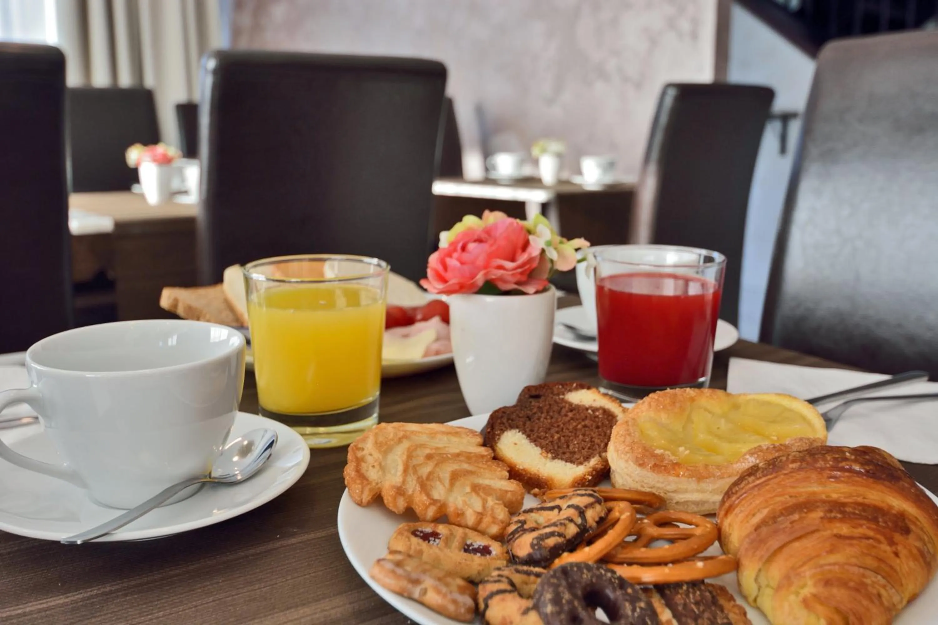 Breakfast in Hotel Luxor Florence