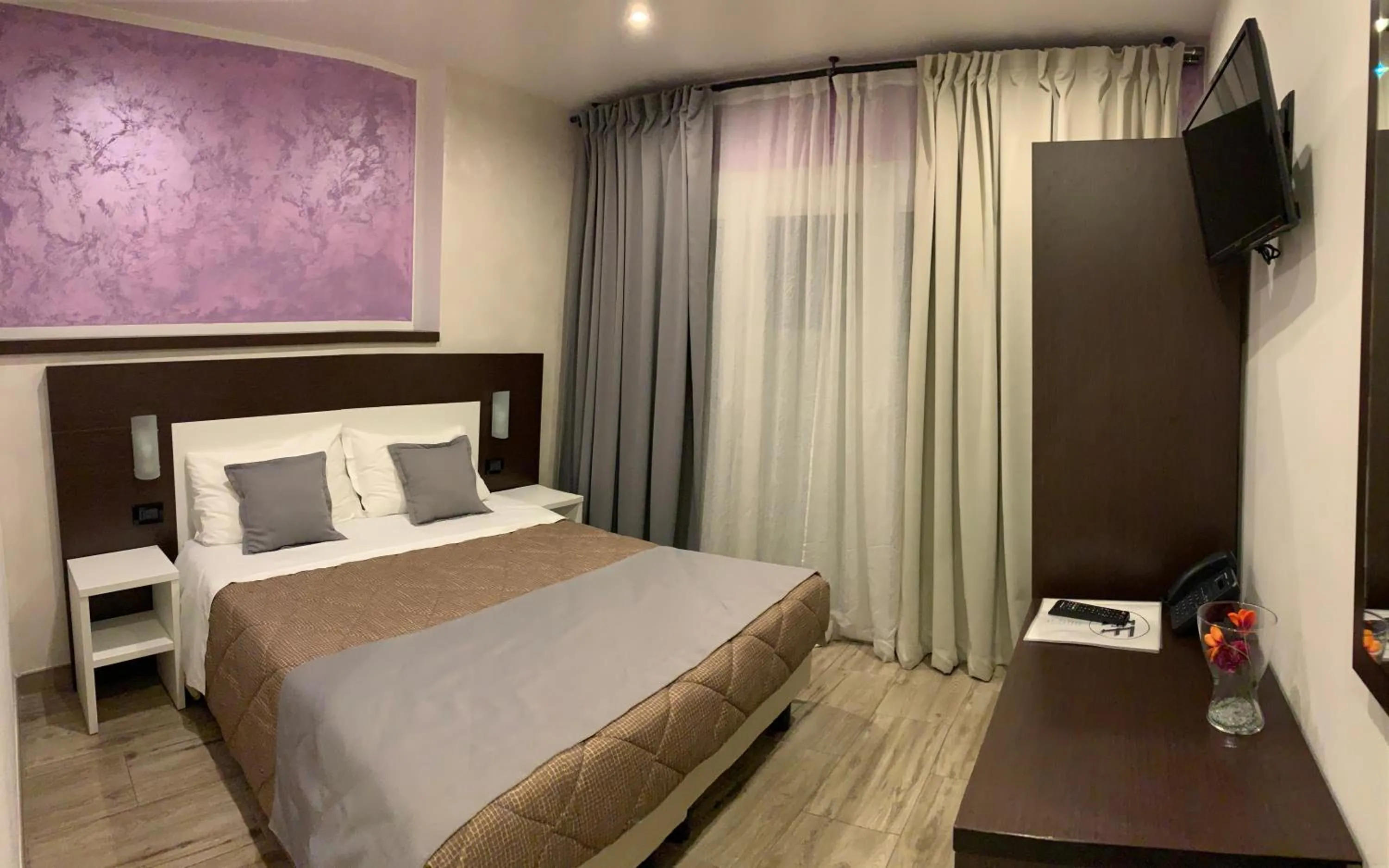 Photo of the whole room, Bed in Hotel Luxor Florence