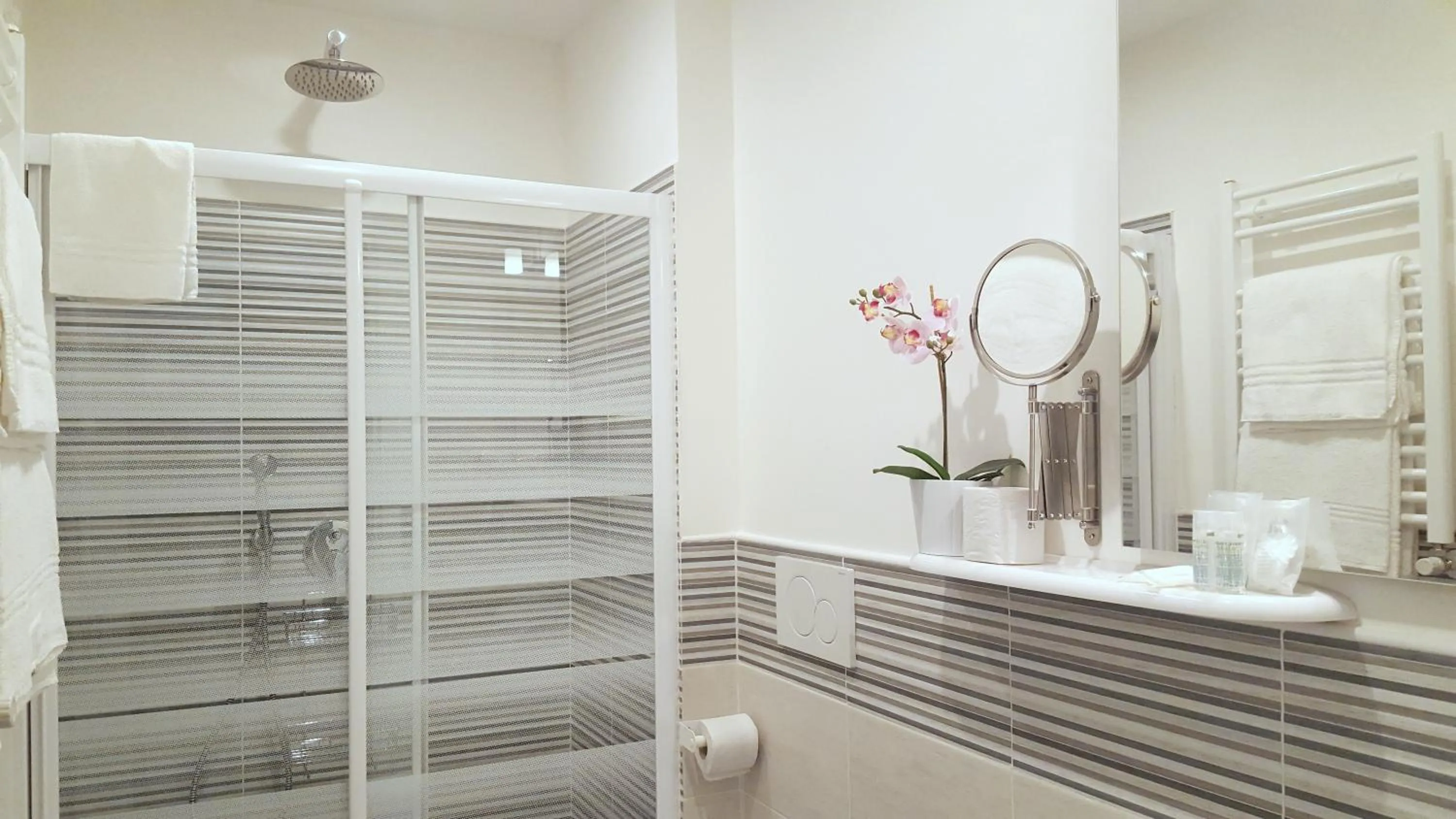 Bathroom in Hotel Luxor Florence