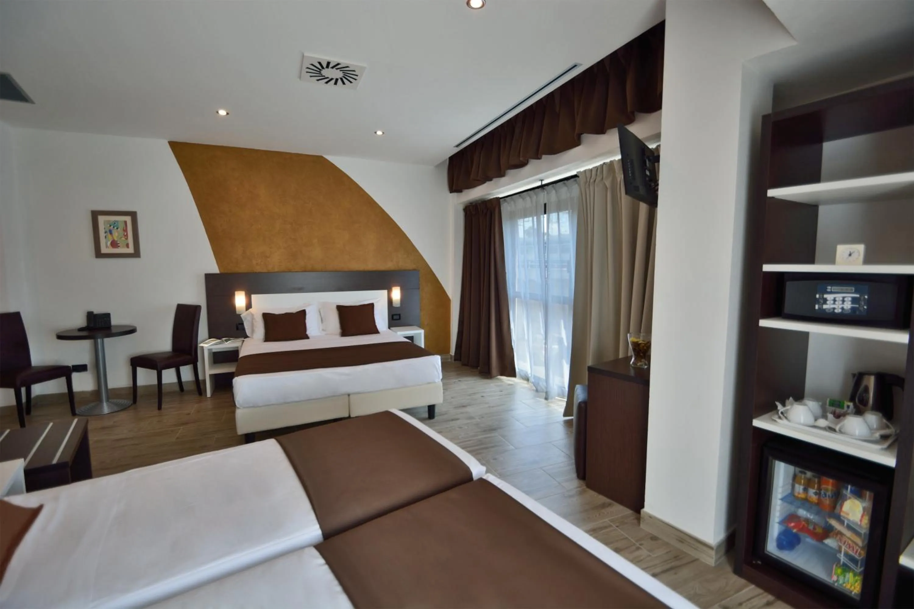 Photo of the whole room, Bed in Hotel Luxor Florence