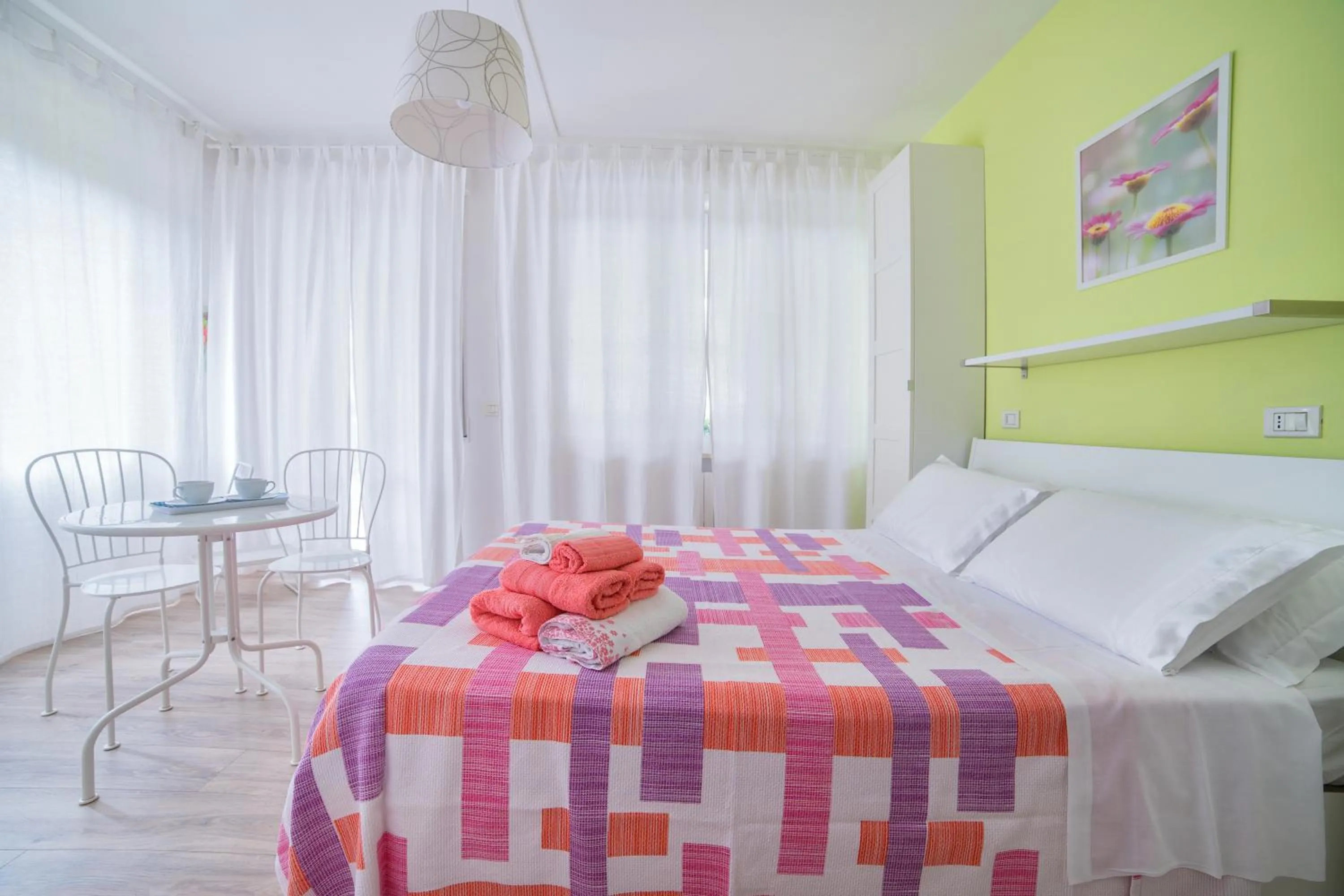 Bedroom, Bed in B&B Villino Giovanna Wi-Fi AC Prima fila mare Pineta