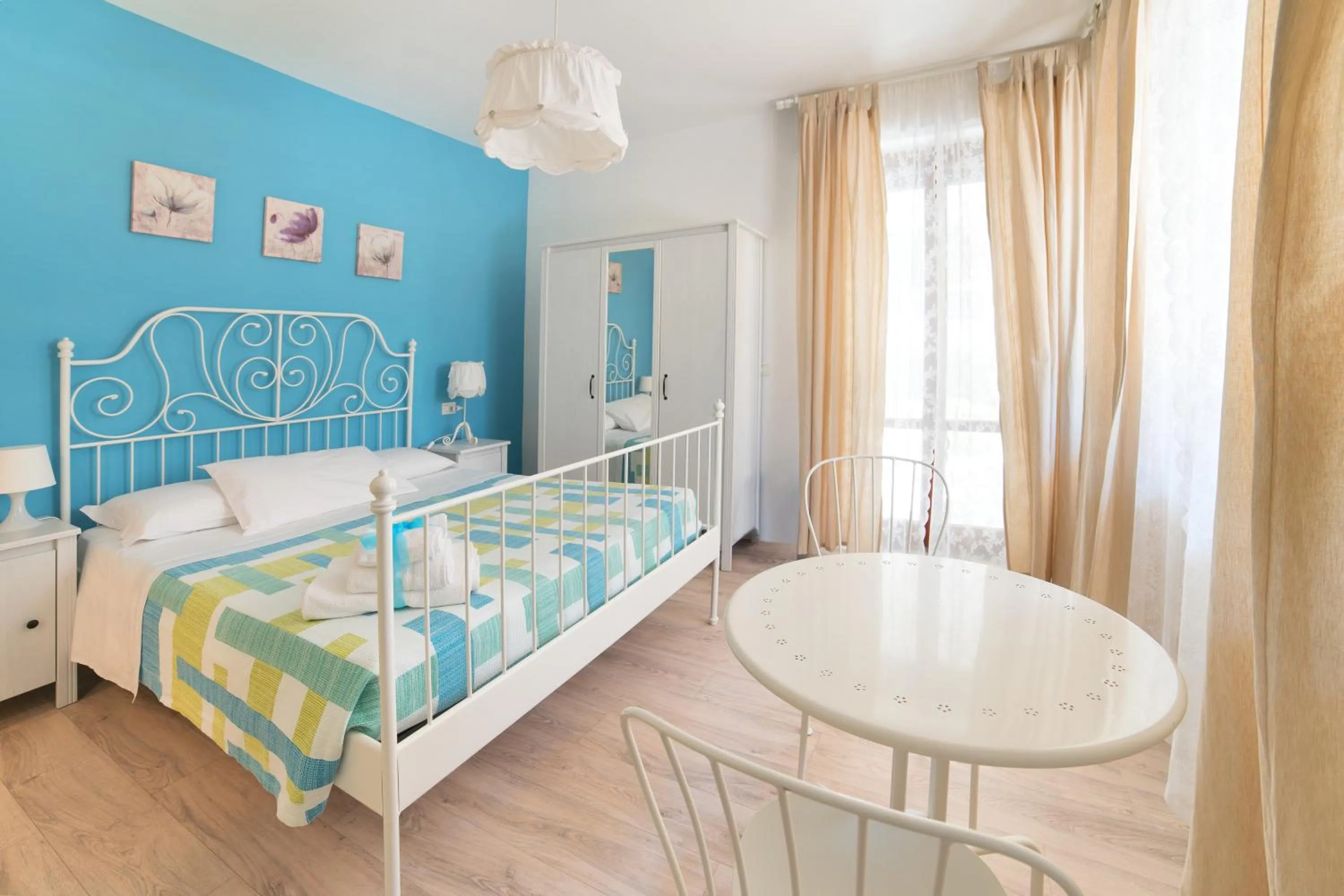 Bedroom, Bed in B&B Villino Giovanna Wi-Fi AC Prima fila mare Pineta