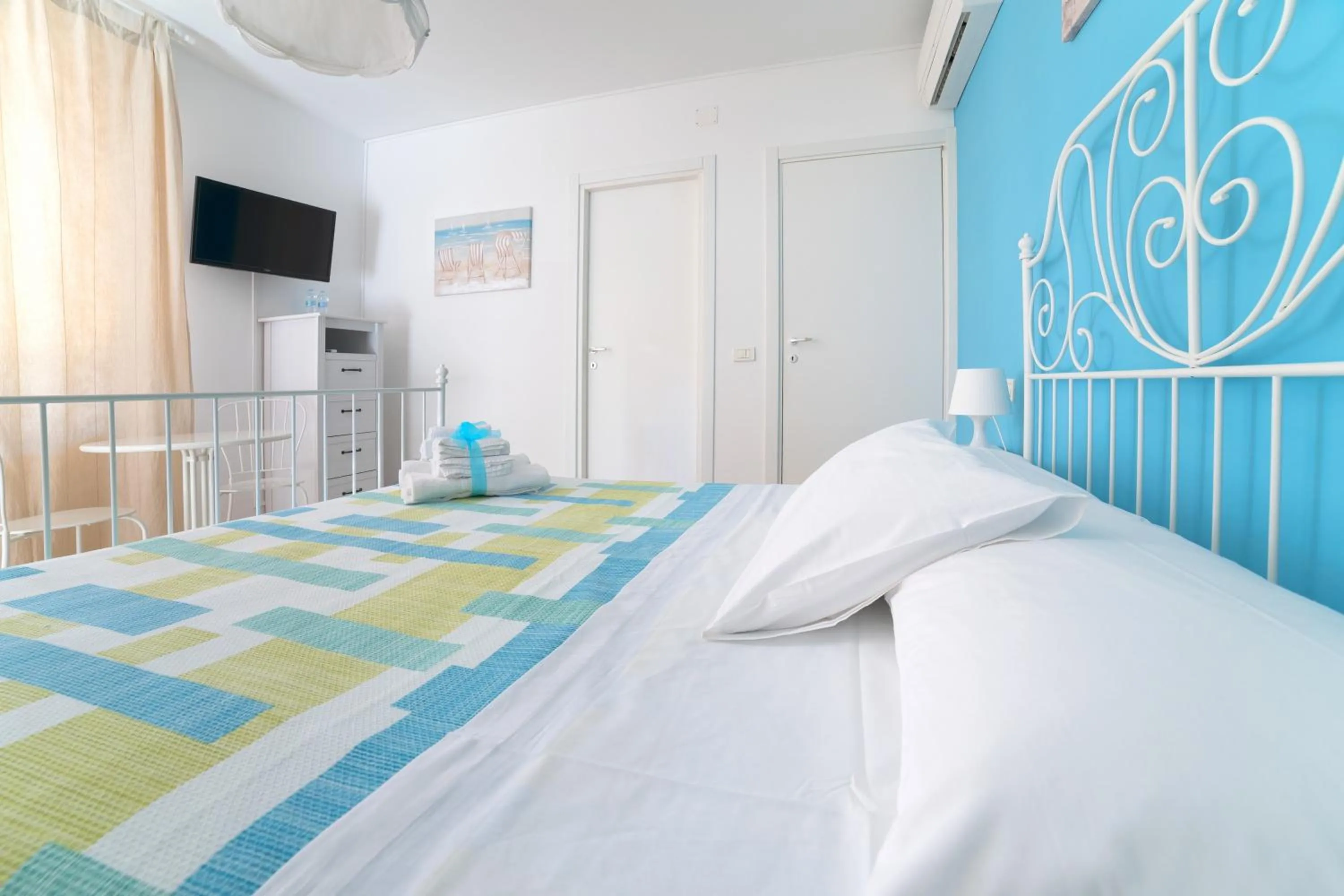 Bedroom, Bed in B&B Villino Giovanna Wi-Fi AC Prima fila mare Pineta