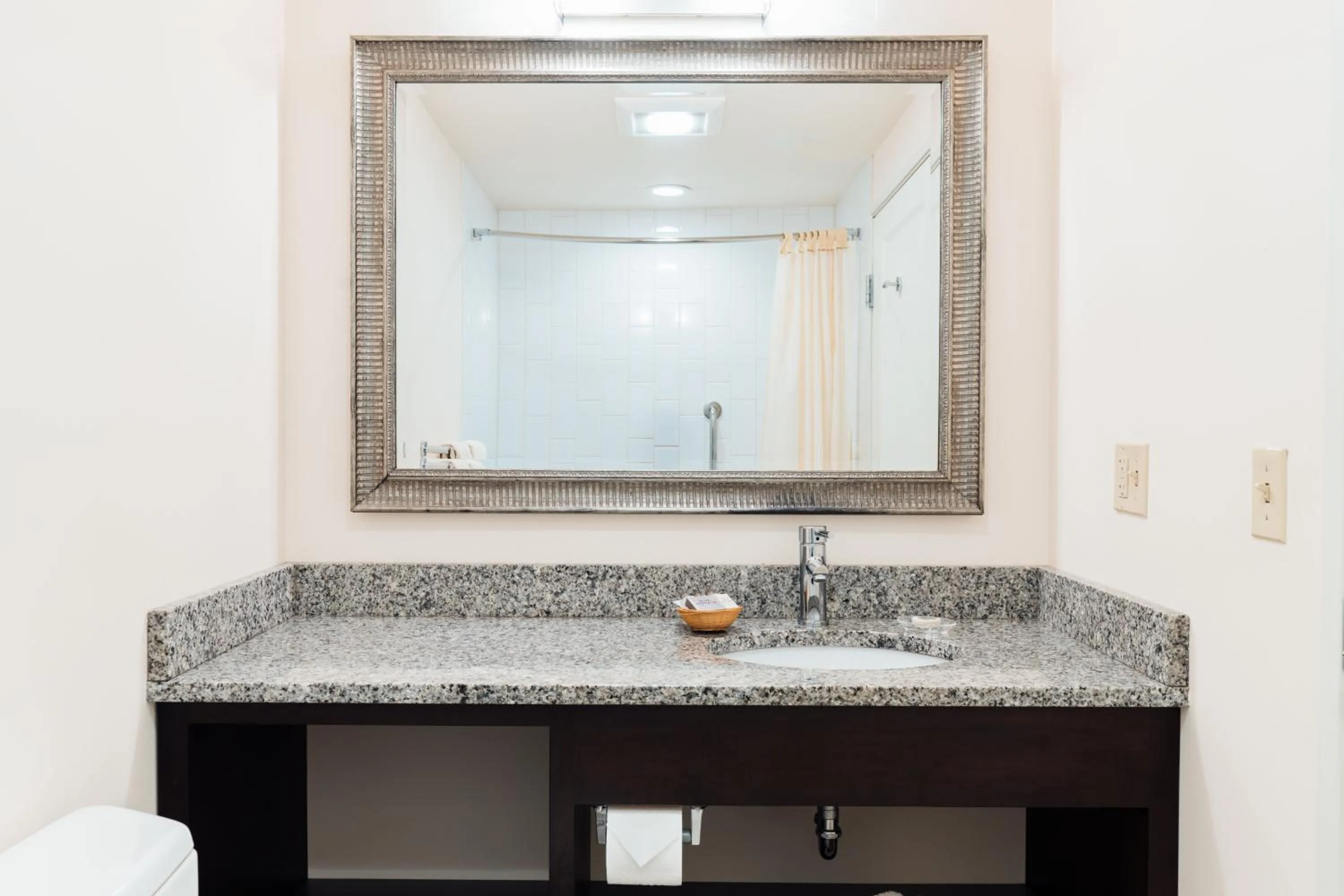 Bathroom in Belfast Harbor Inn