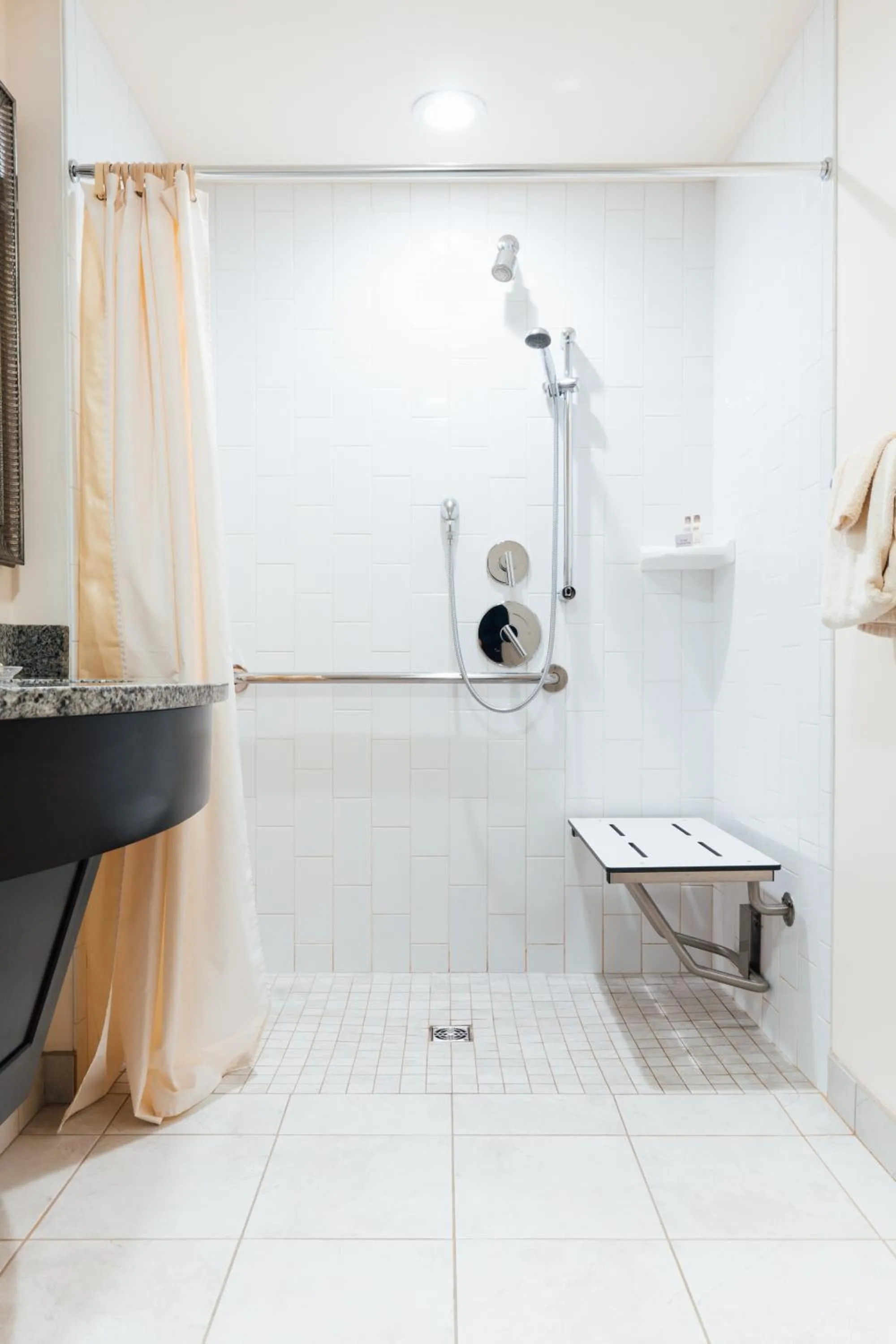 Bathroom in Belfast Harbor Inn