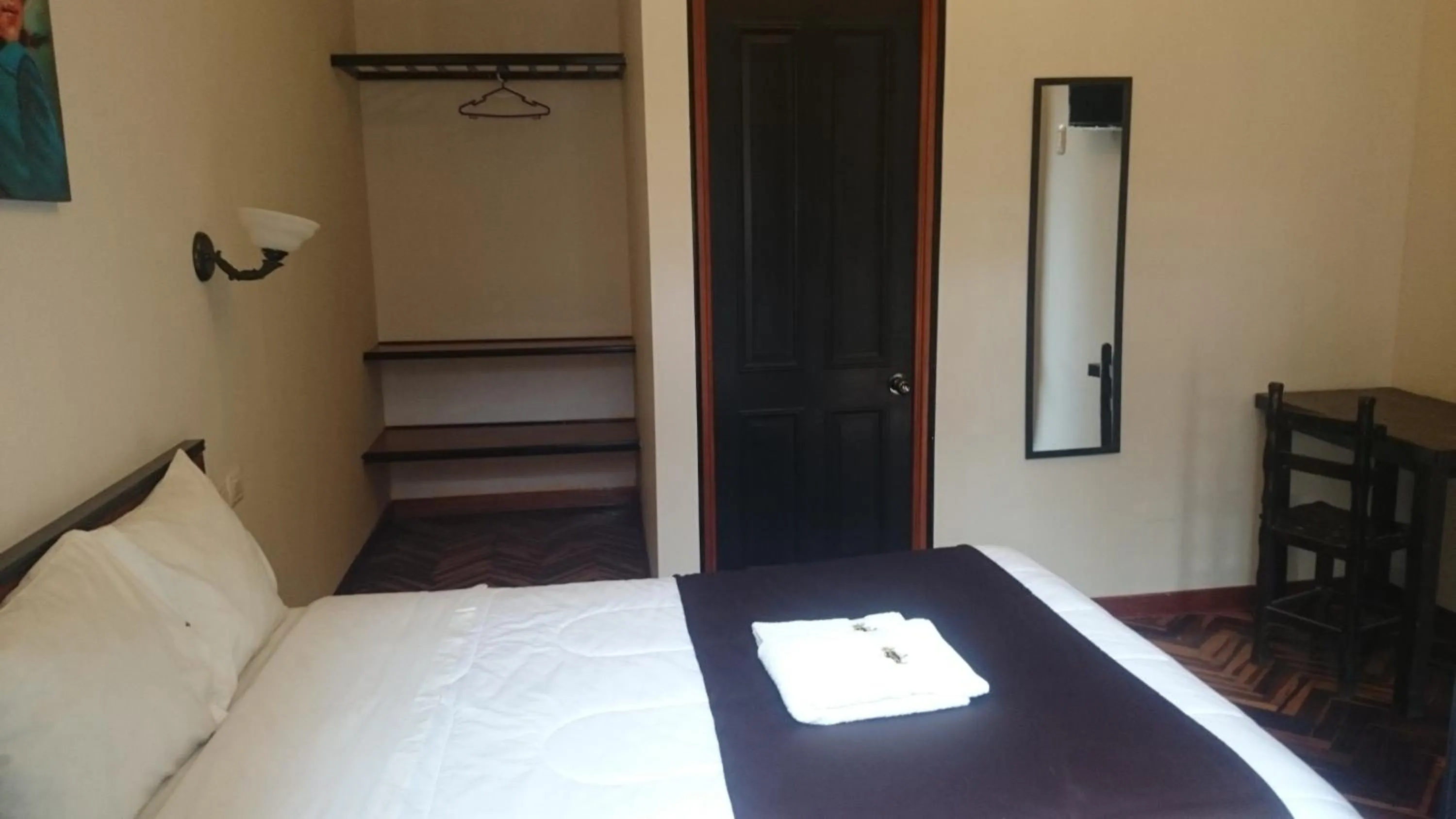 Bedroom, Bed in Colonial Plaza Hotel