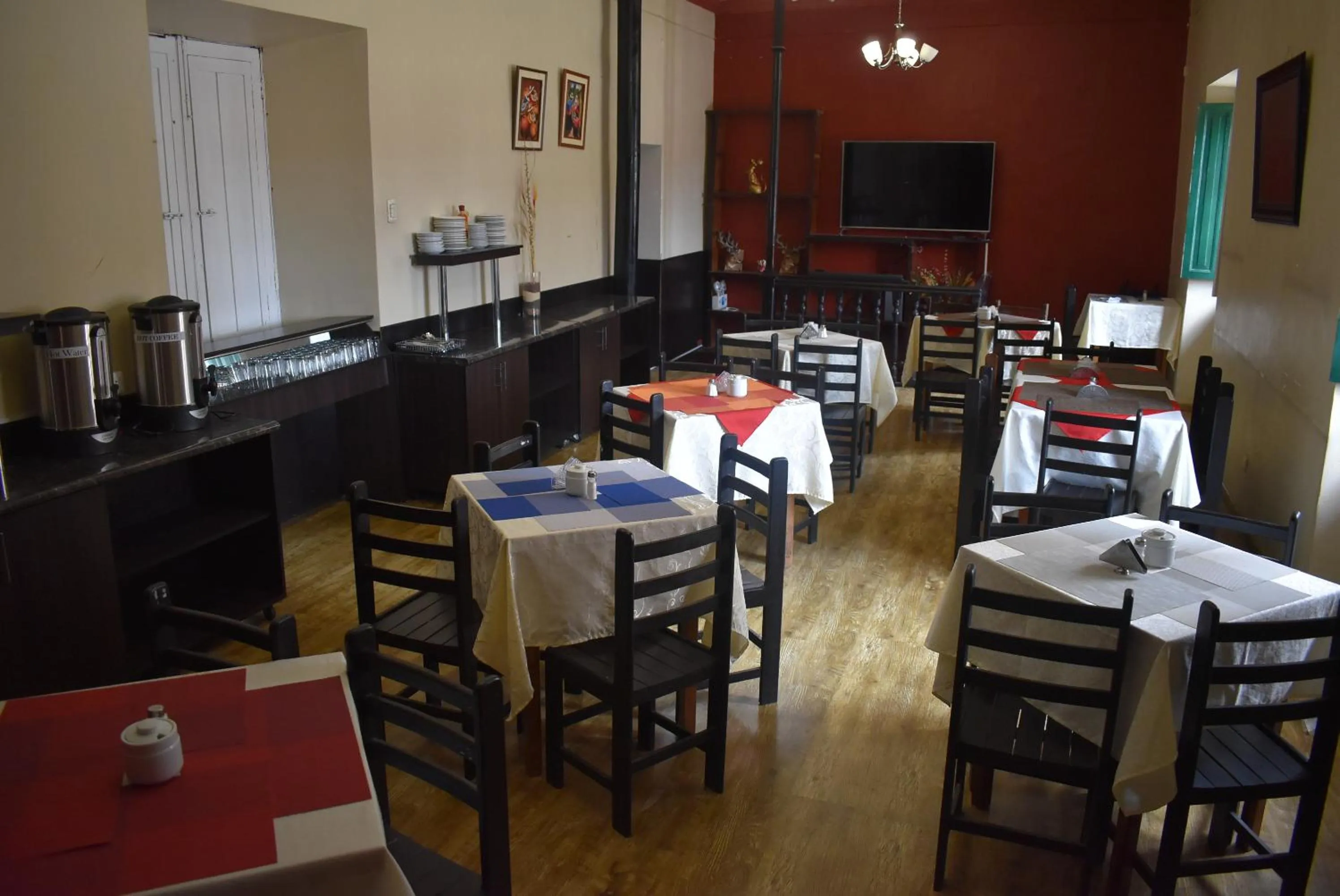 Restaurant/places to eat in Colonial Plaza Hotel