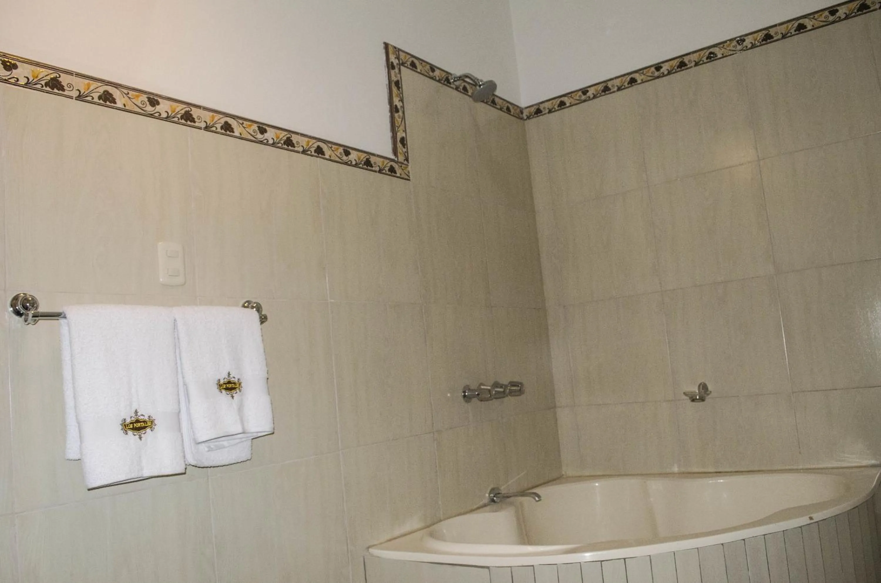 Bathroom in Colonial Plaza Hotel