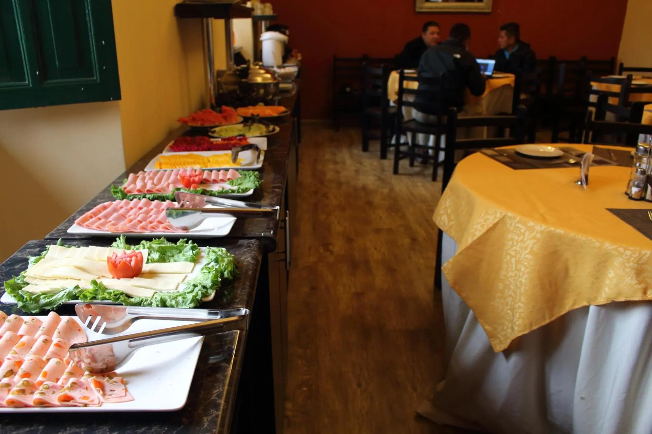 Restaurant/places to eat in Colonial Plaza Hotel