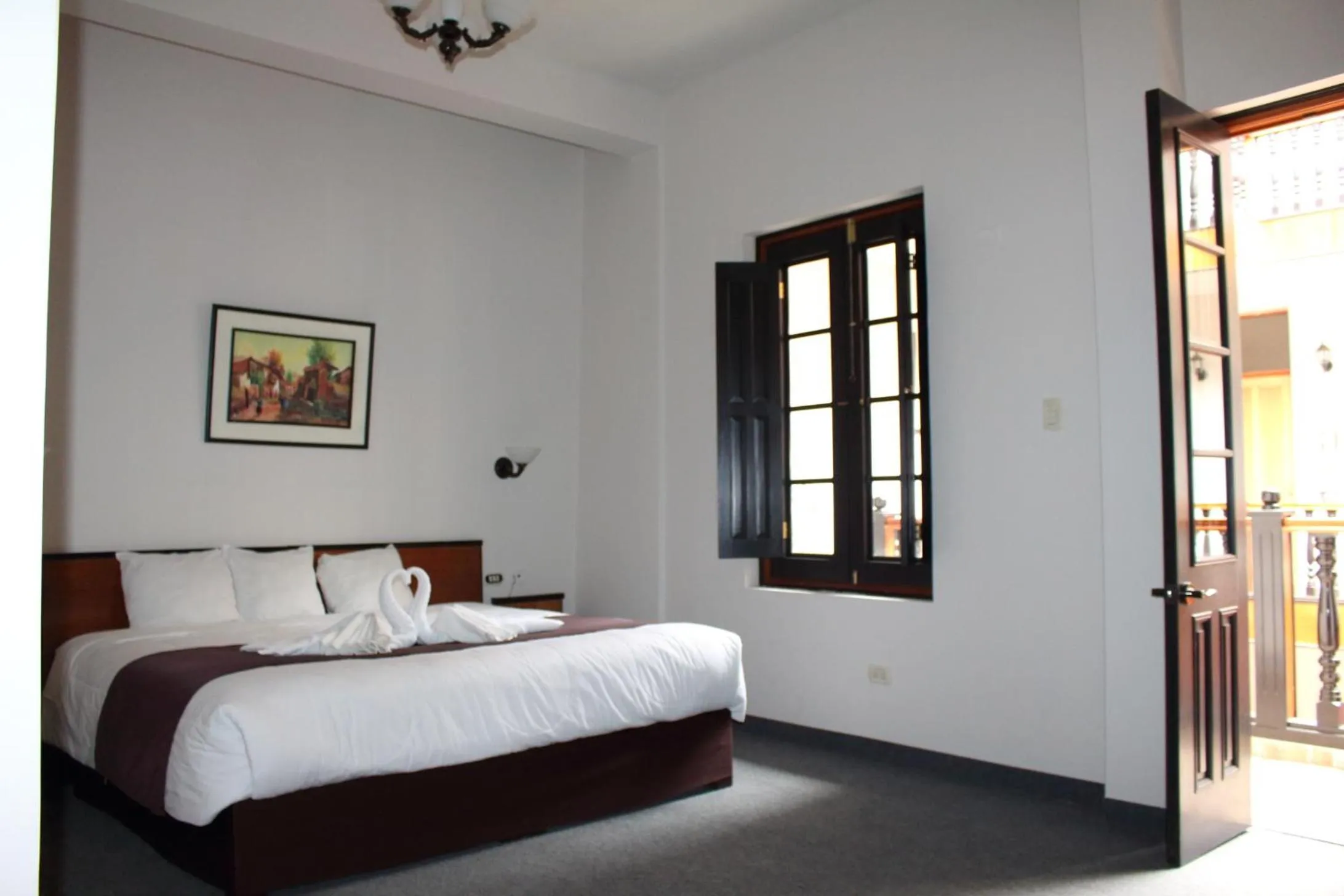 Bedroom, Bed in Colonial Plaza Hotel