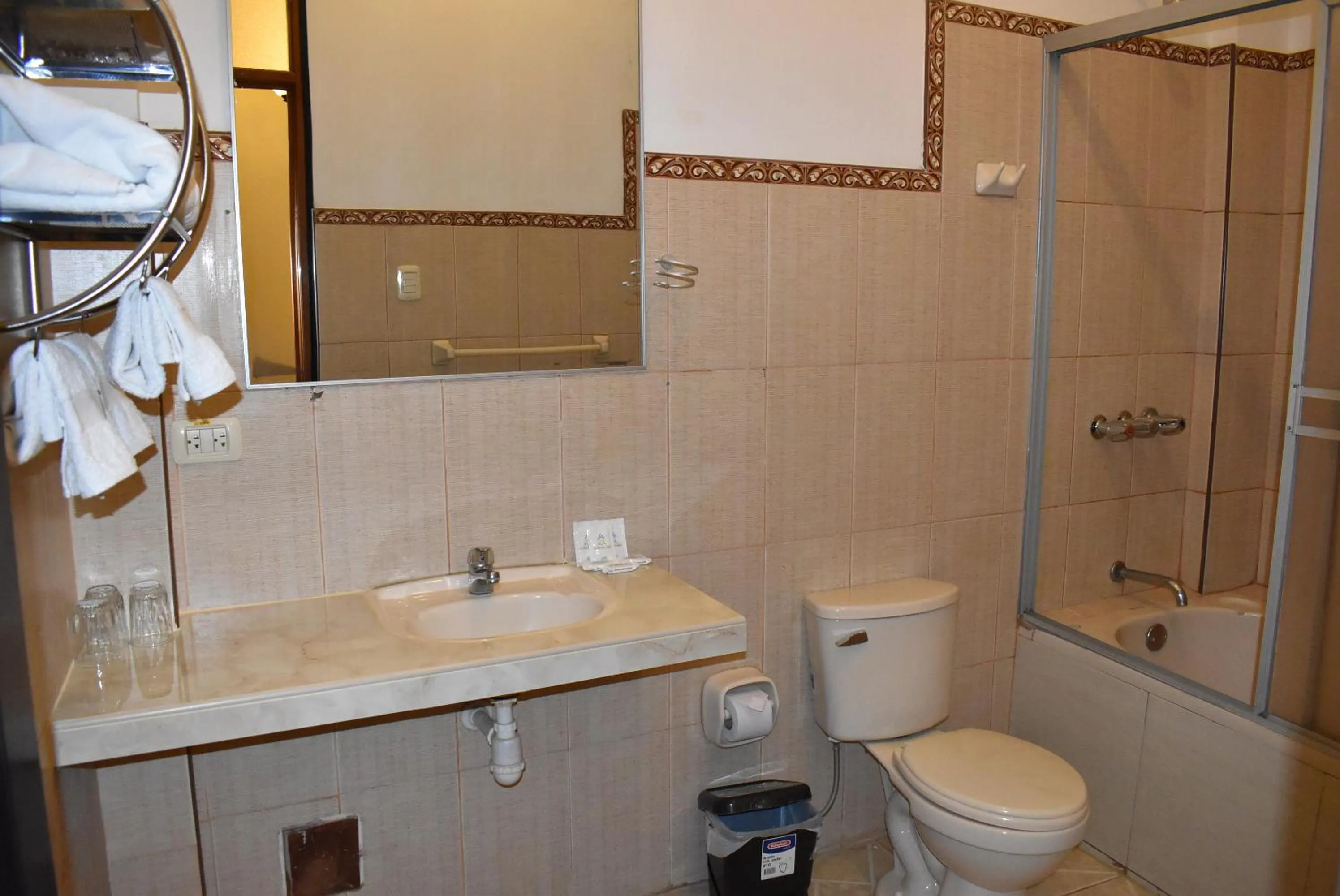 Bathroom in Colonial Plaza Hotel