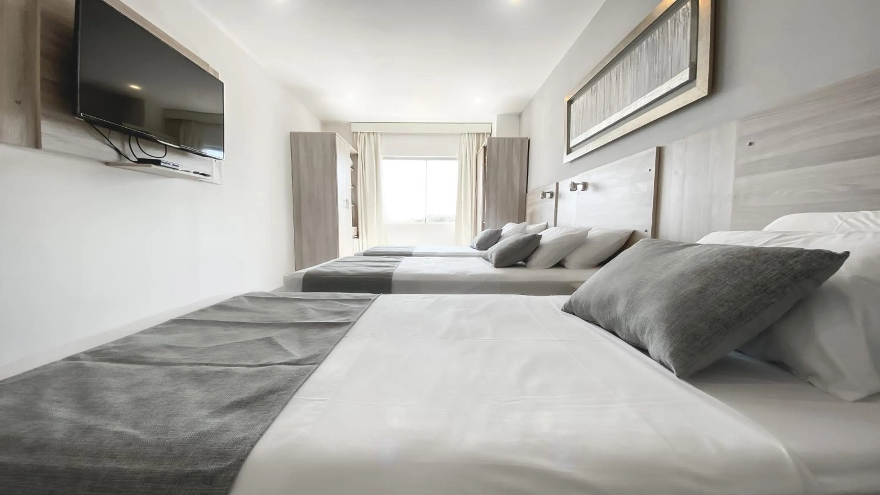 Communal lounge/ TV room, Bed in Danieri Asunción Hotel