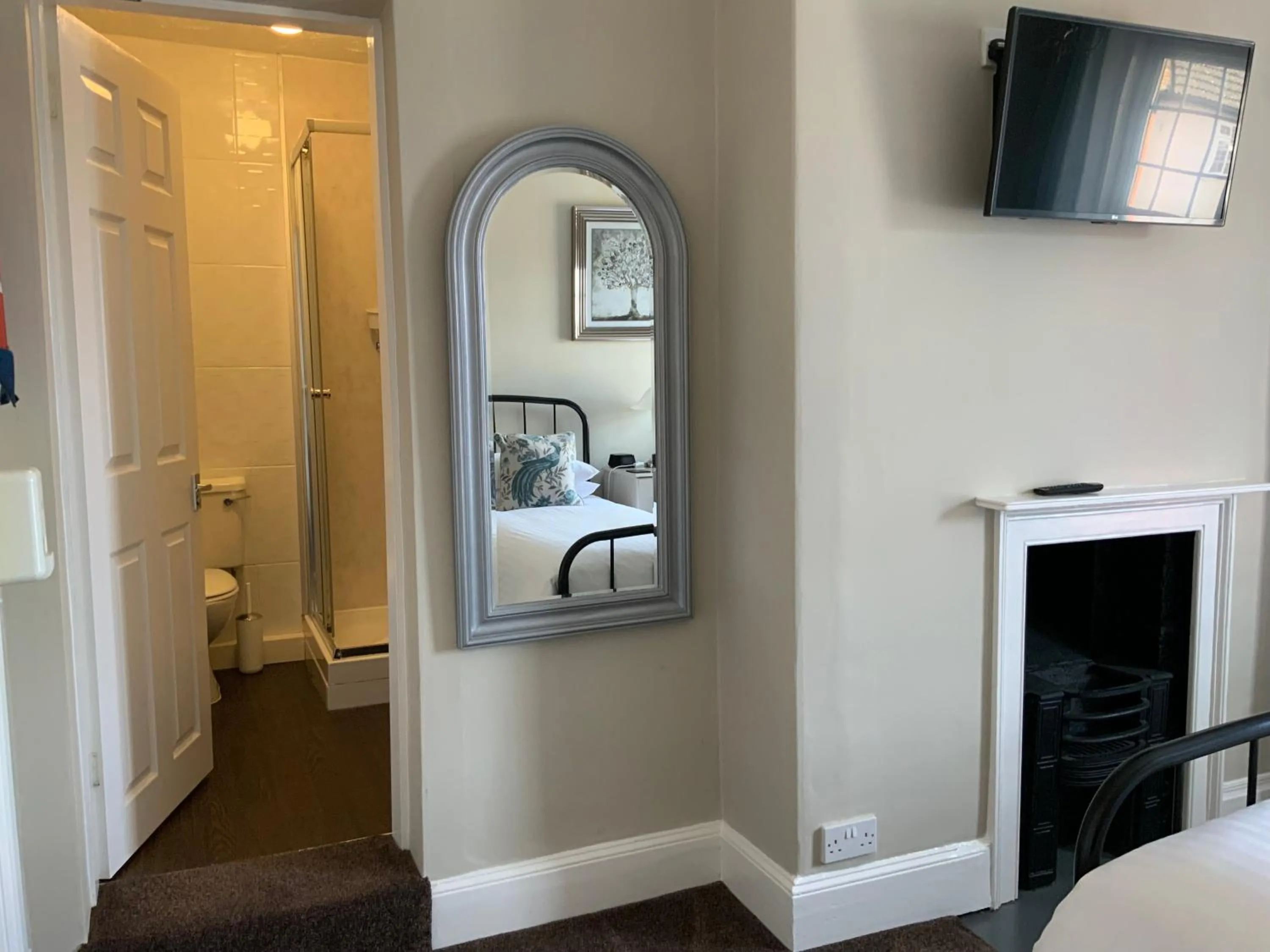 Shower, Bed in The Red Lion Inn Partney