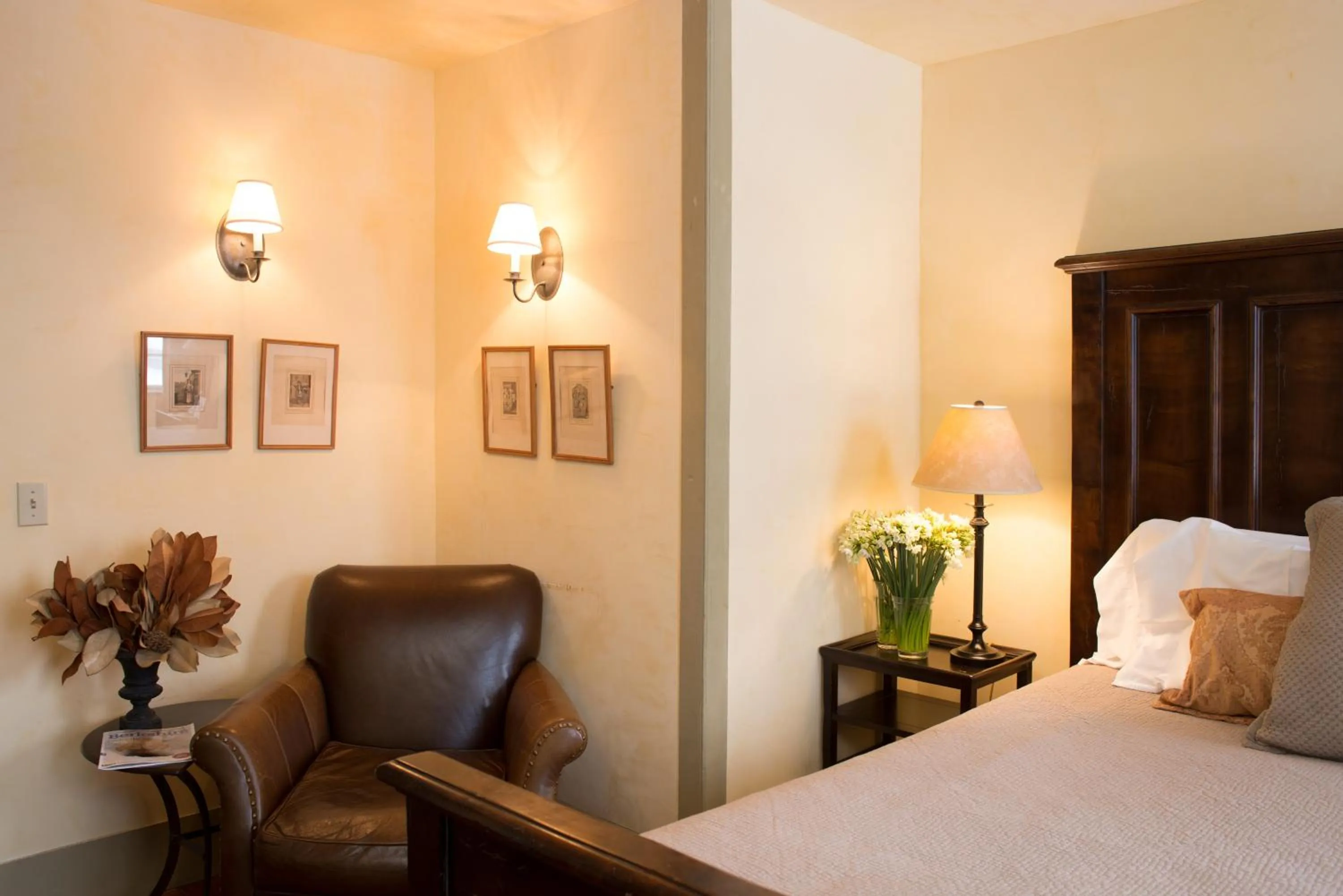 Seating area, Bed in The Old Inn On The Green