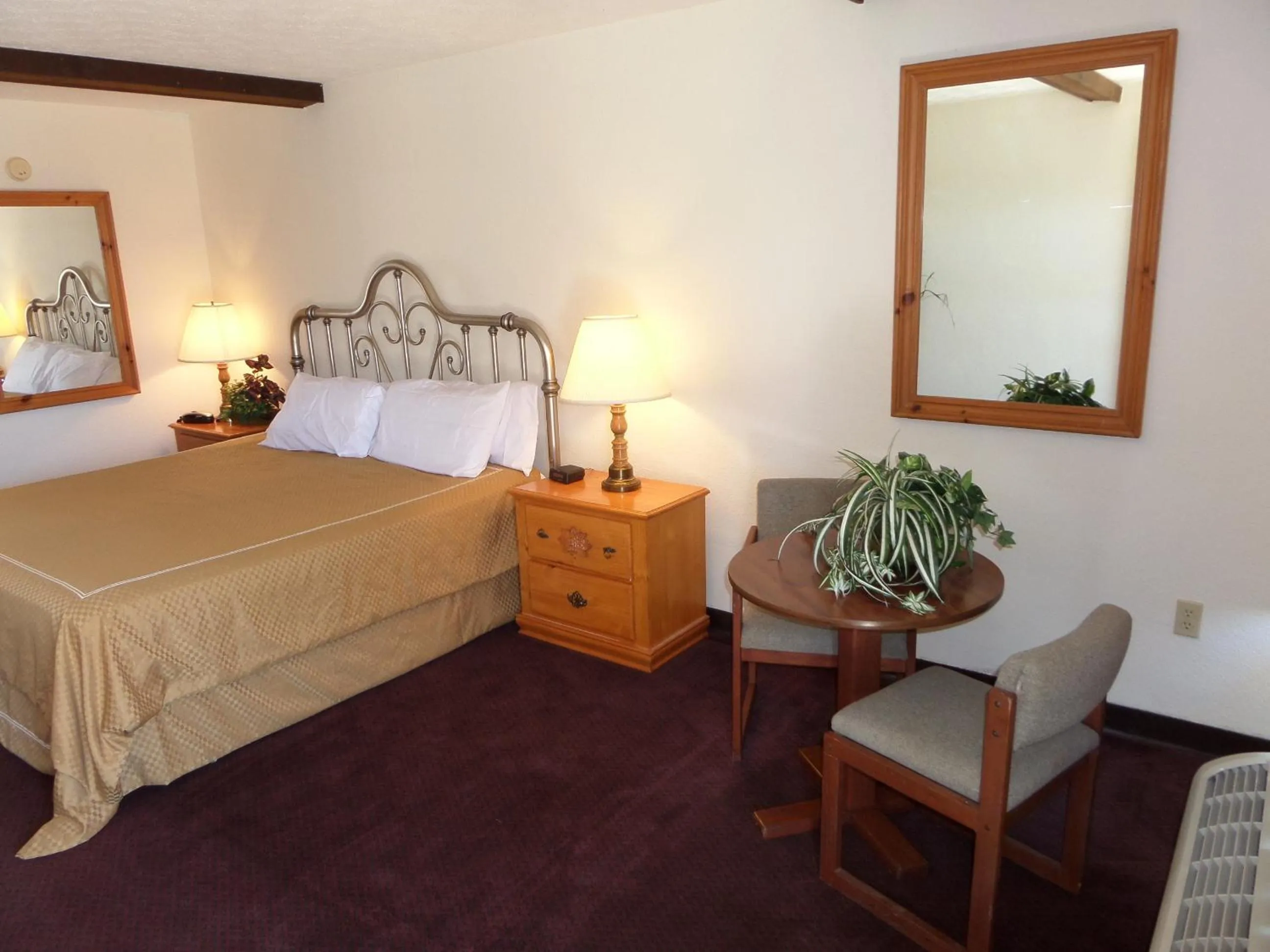 Seating area, Bed in Passion Play Road Inn - Formerly Statue Road Inn